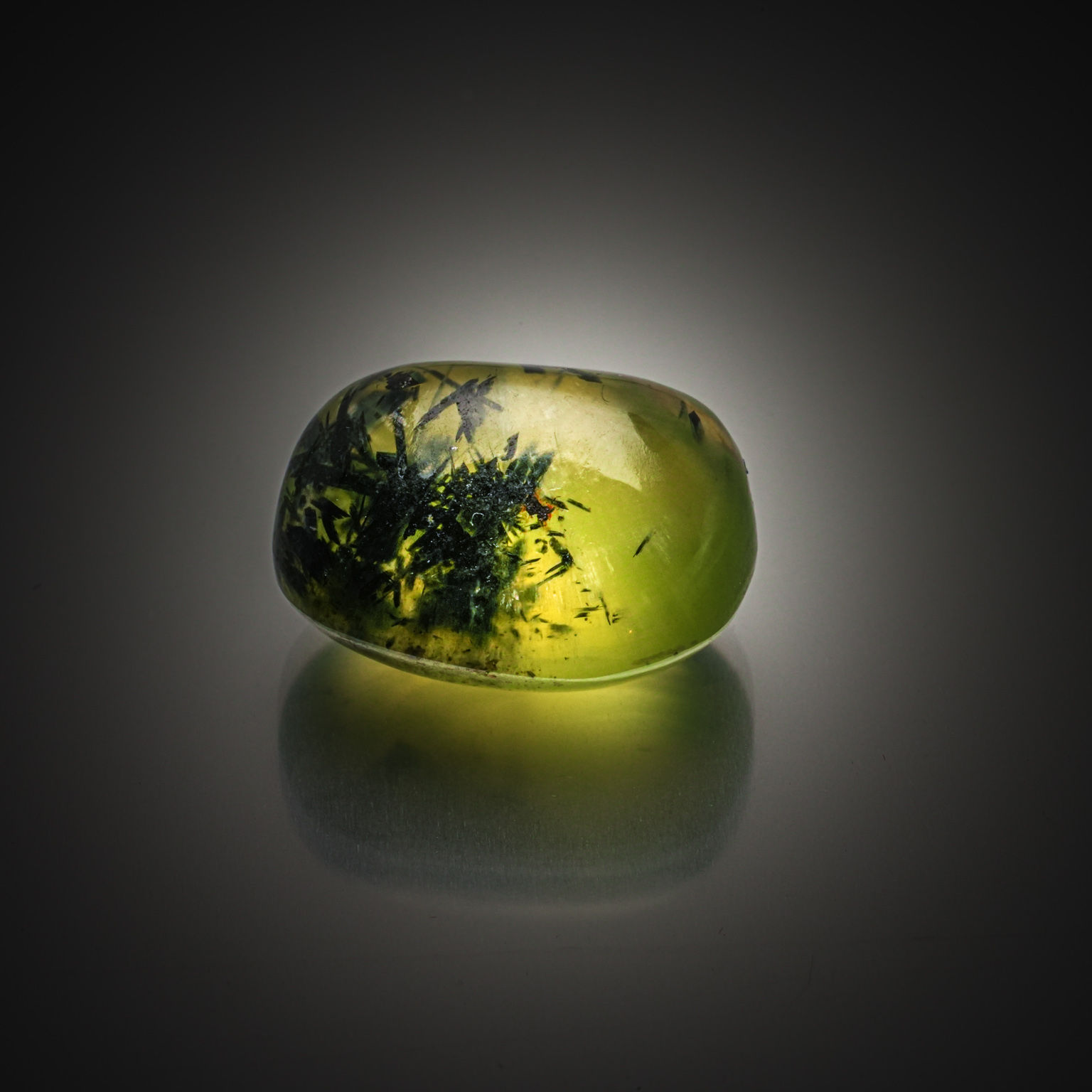 Prehnite coussin cabochon sur papier. - Lazuli
