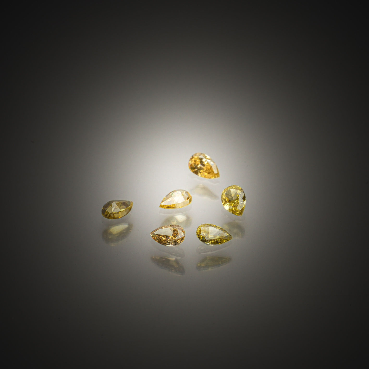 Lot de six diamants jaunes poires sur papier. - Lazuli