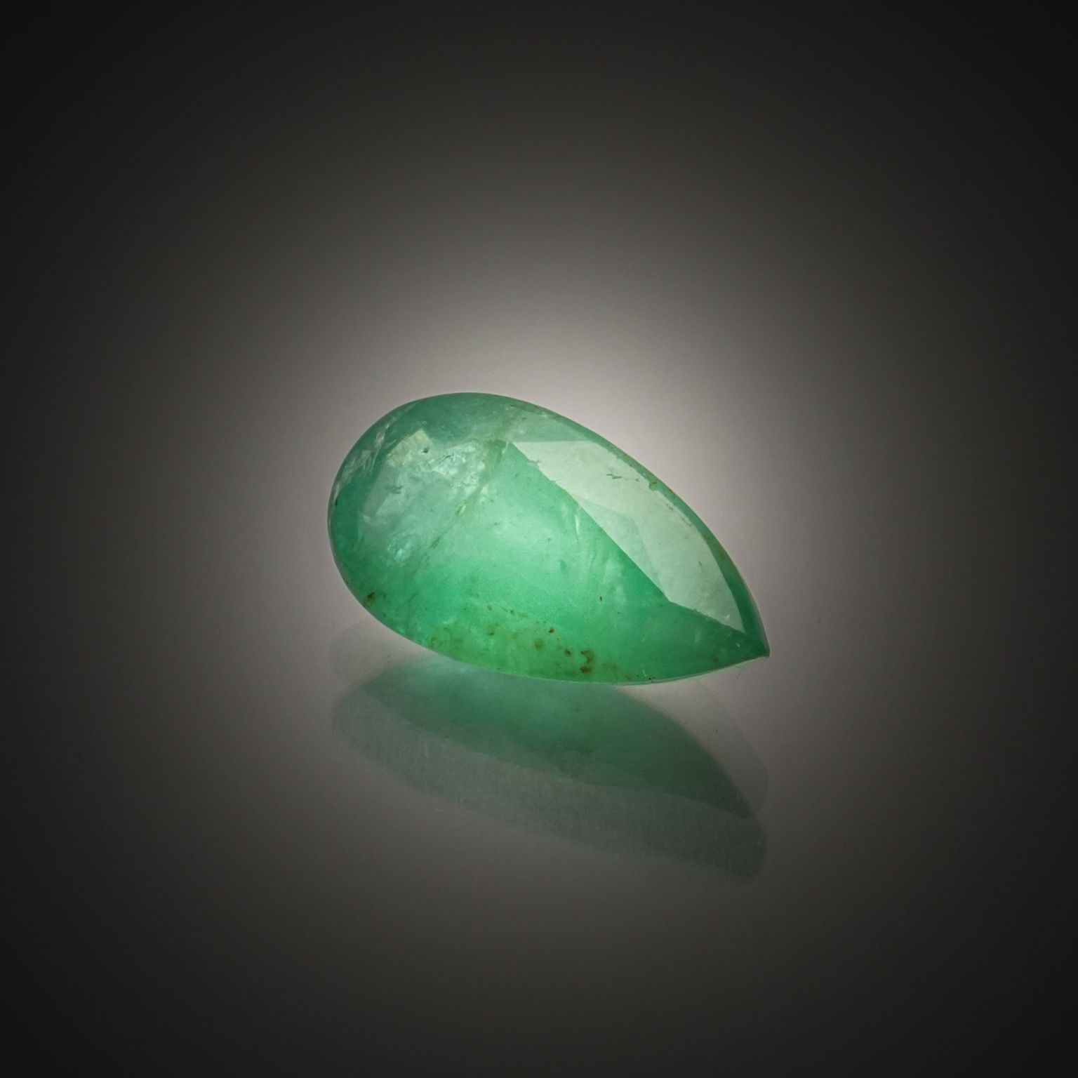 Emeraude poire sur papier. - Lazuli