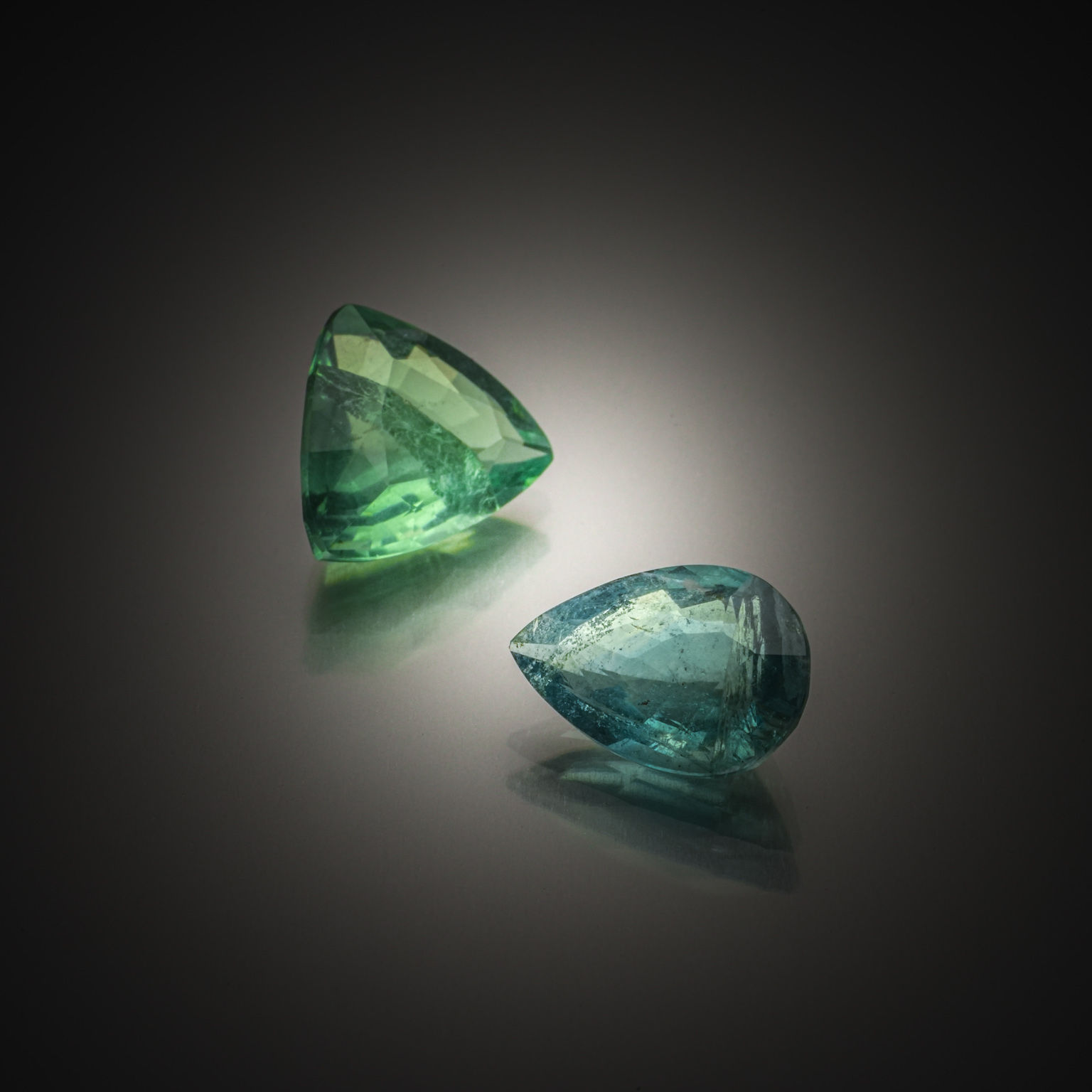 Lot de deux fluorites bleues/vertes trillion et poire  sur papier. - Lazuli