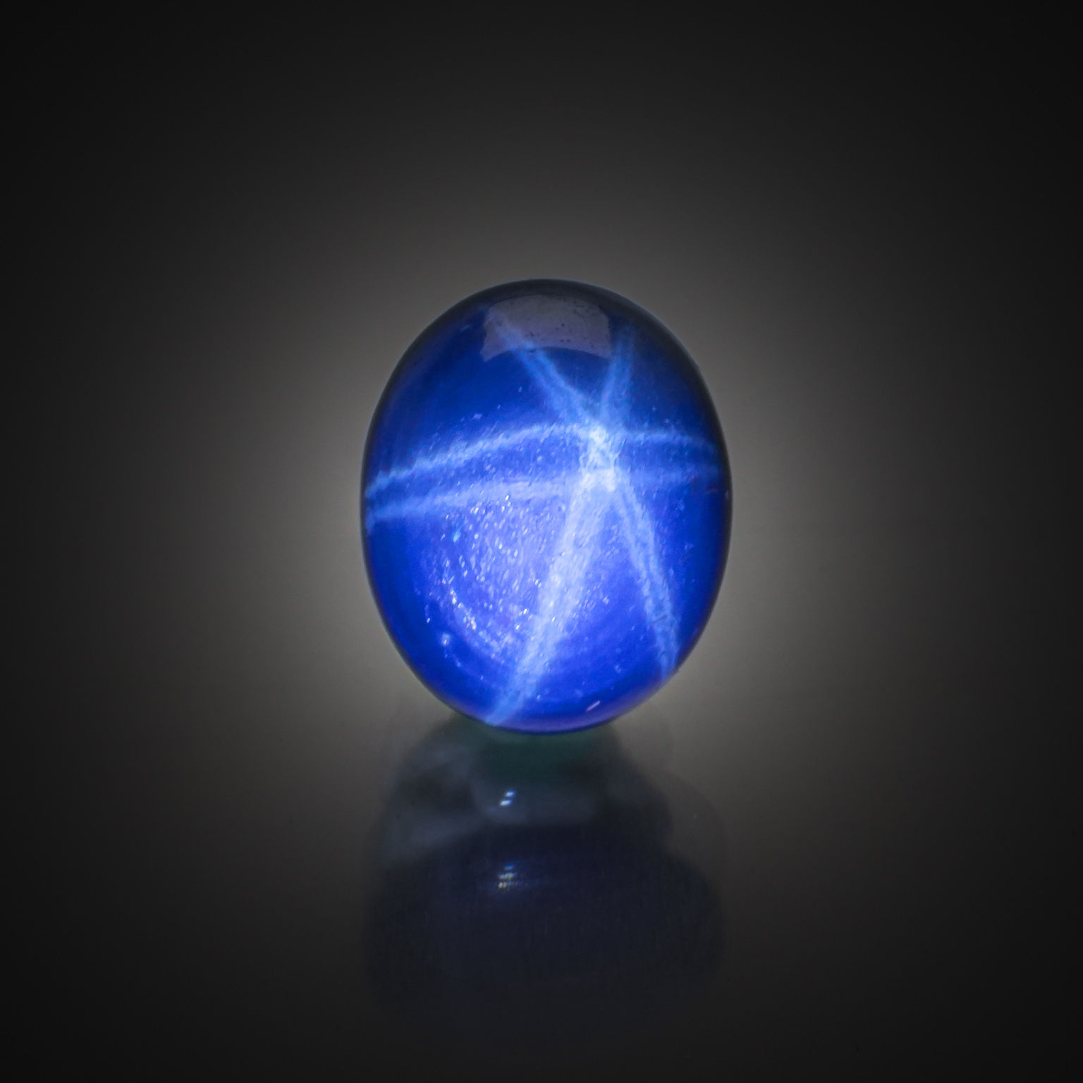 Saphir étoilé ovale cabochon sur papier. - Lazuli