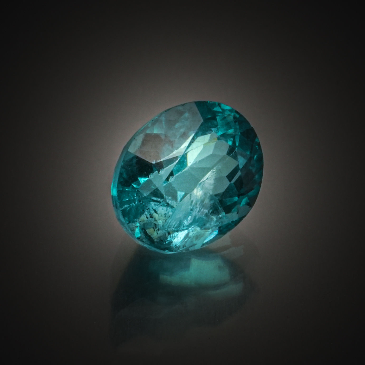 Apatite bleue/verte ovale sur papier. - Lazuli