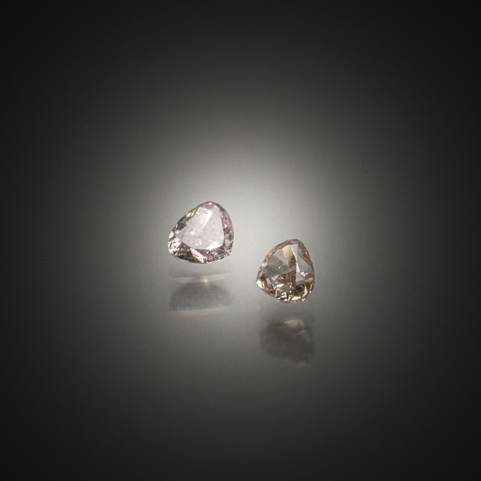 Appairage de diamants cœur sur papier. - Lazuli