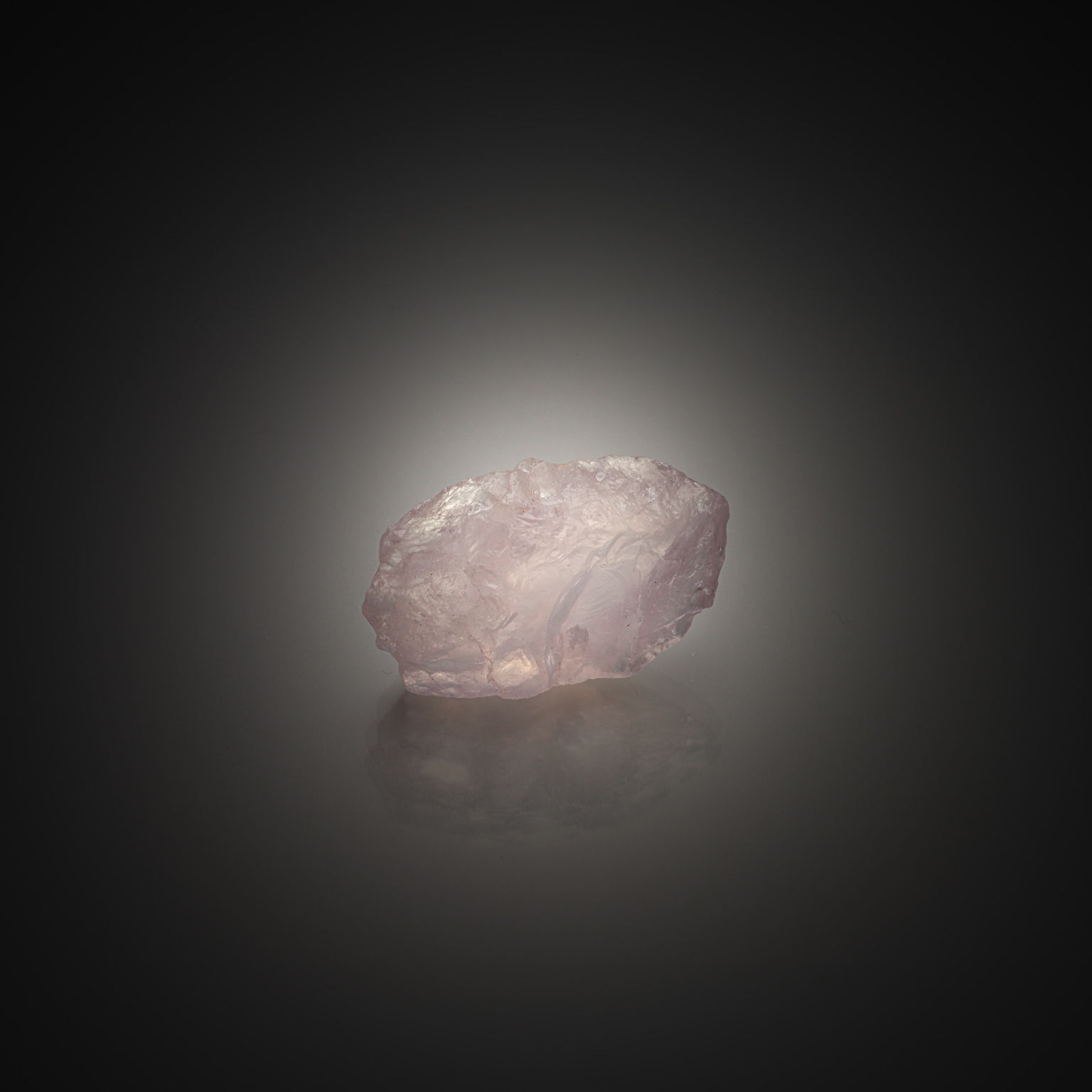 Quartz rose brut sur papier. - Lazuli
