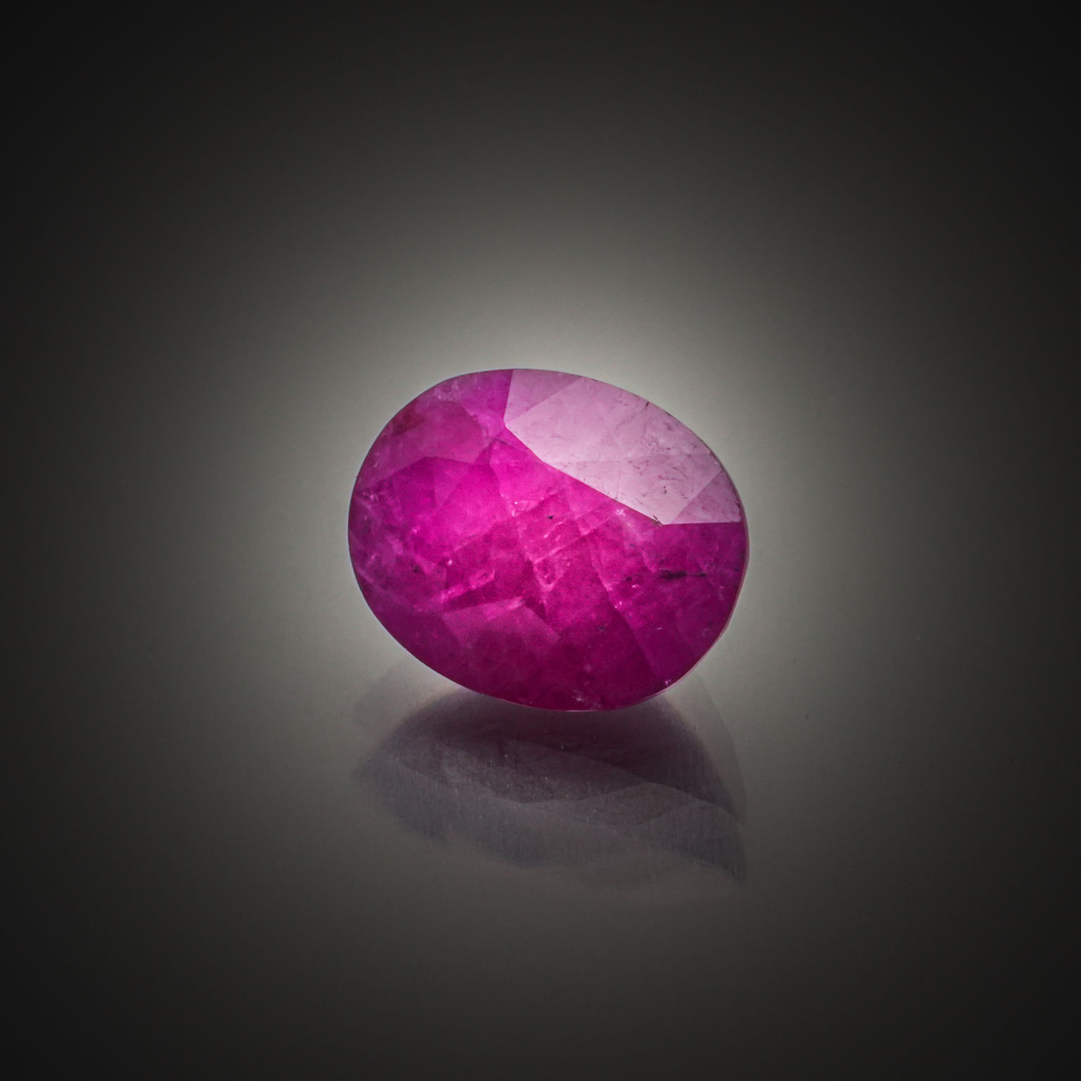 Rubis ovale sur papier. - Lazuli