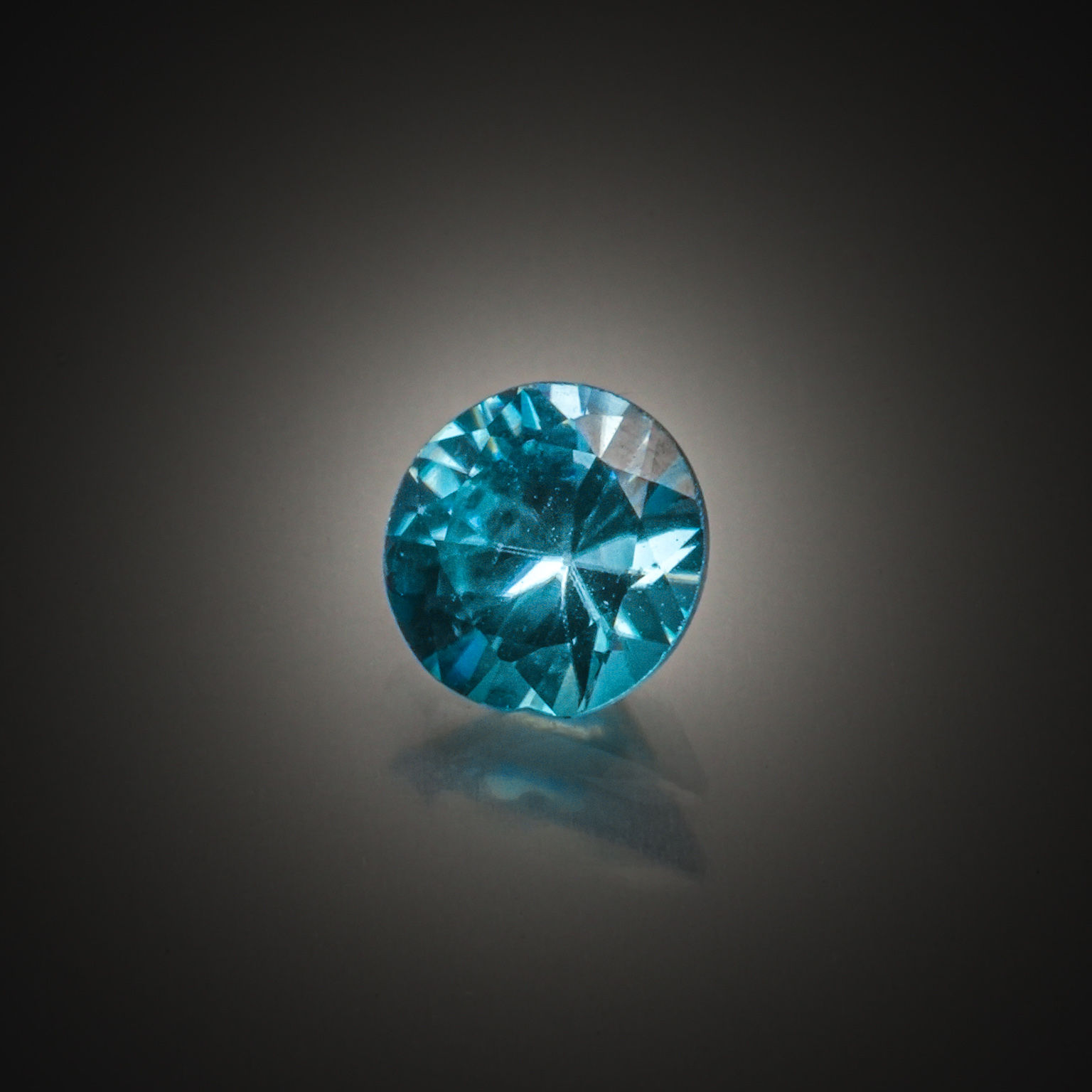 Grenat spessartite ovale sur papier. - Lazuli