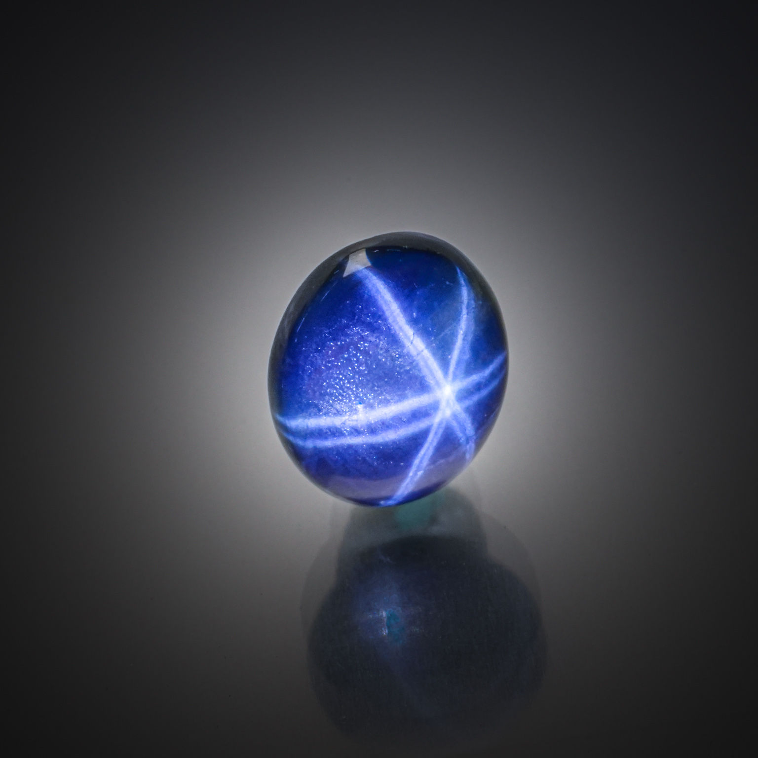 Saphir étoilé ovale cabochon sur papier. - Lazuli
