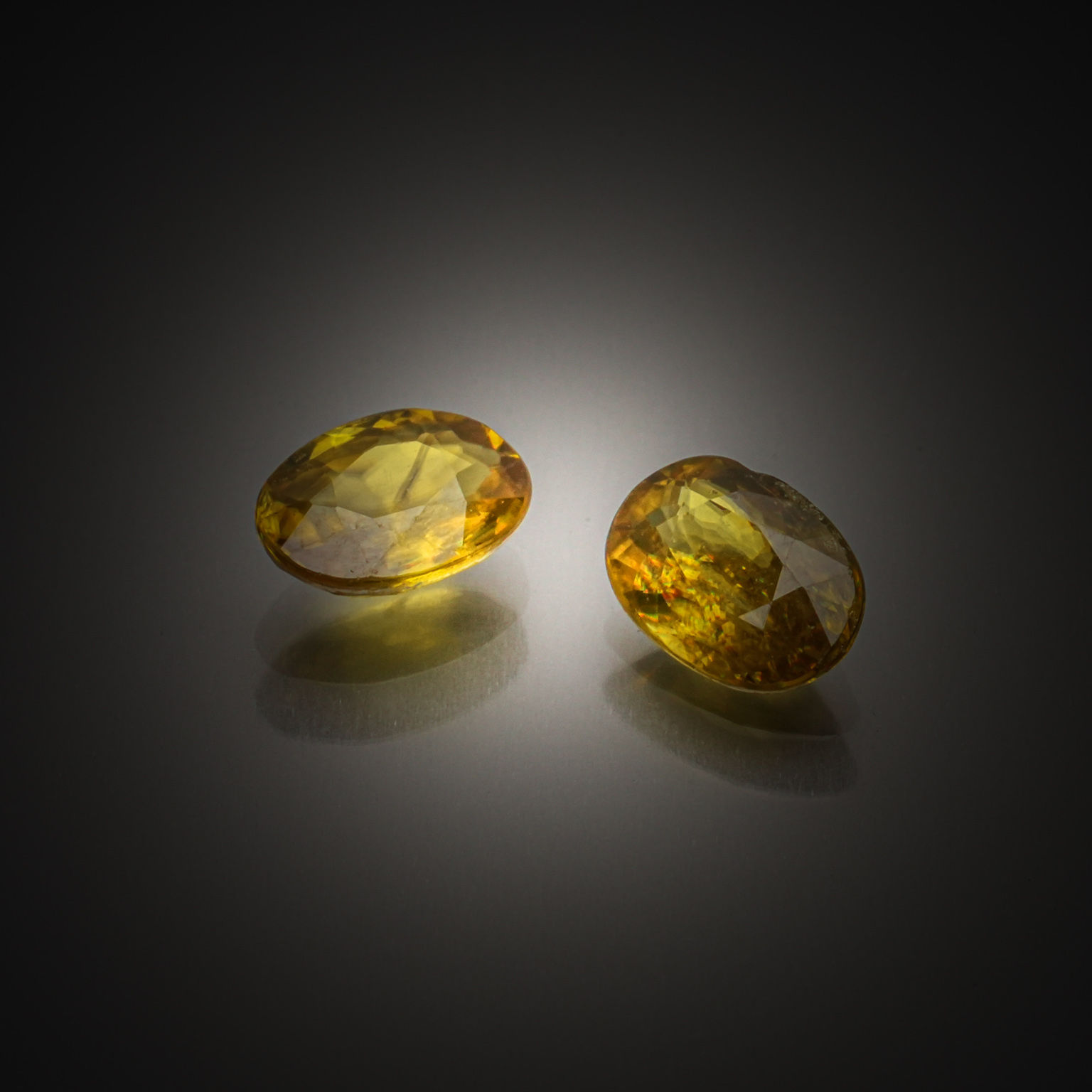 Fluorite verte poire sur papier. - Lazuli