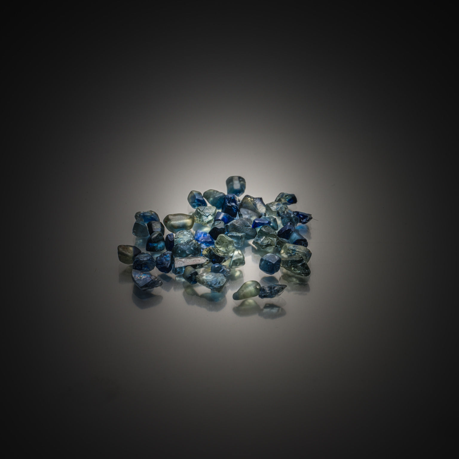 Calcédoine verte briolette sur papier. - Lazuli