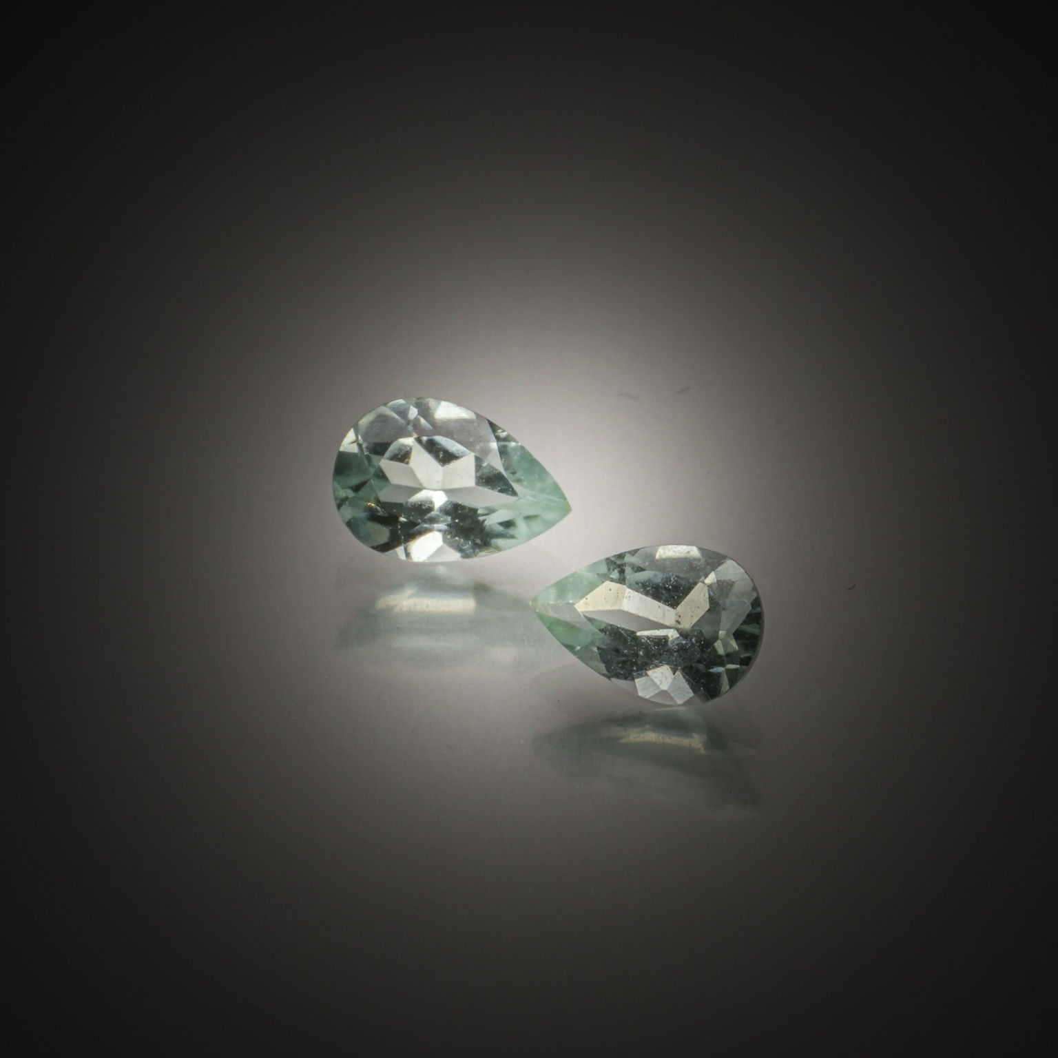 Pyroxène noir poire sur papier. - Lazuli