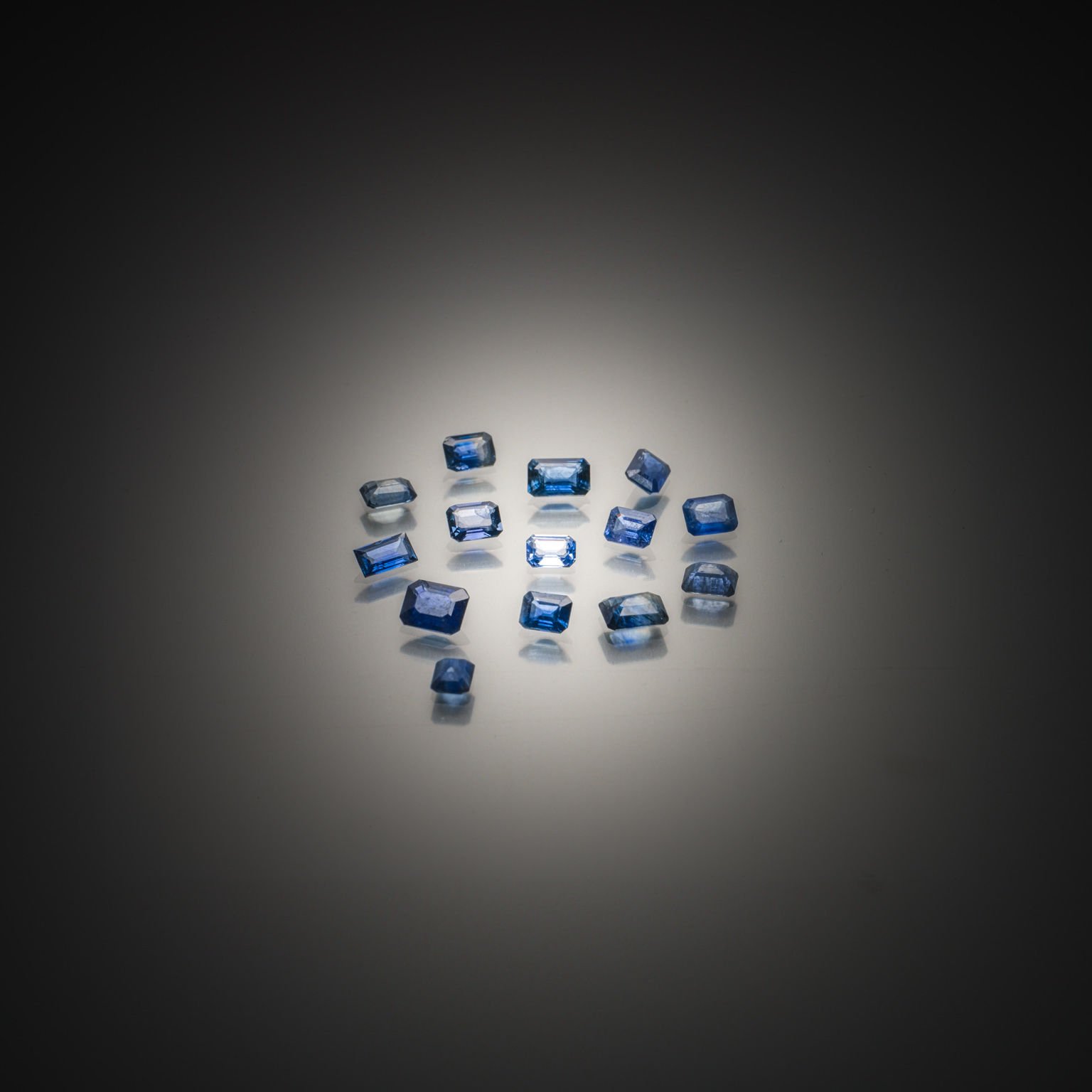 Lot de quatre saphirs verts poire sur papier. - Lazuli