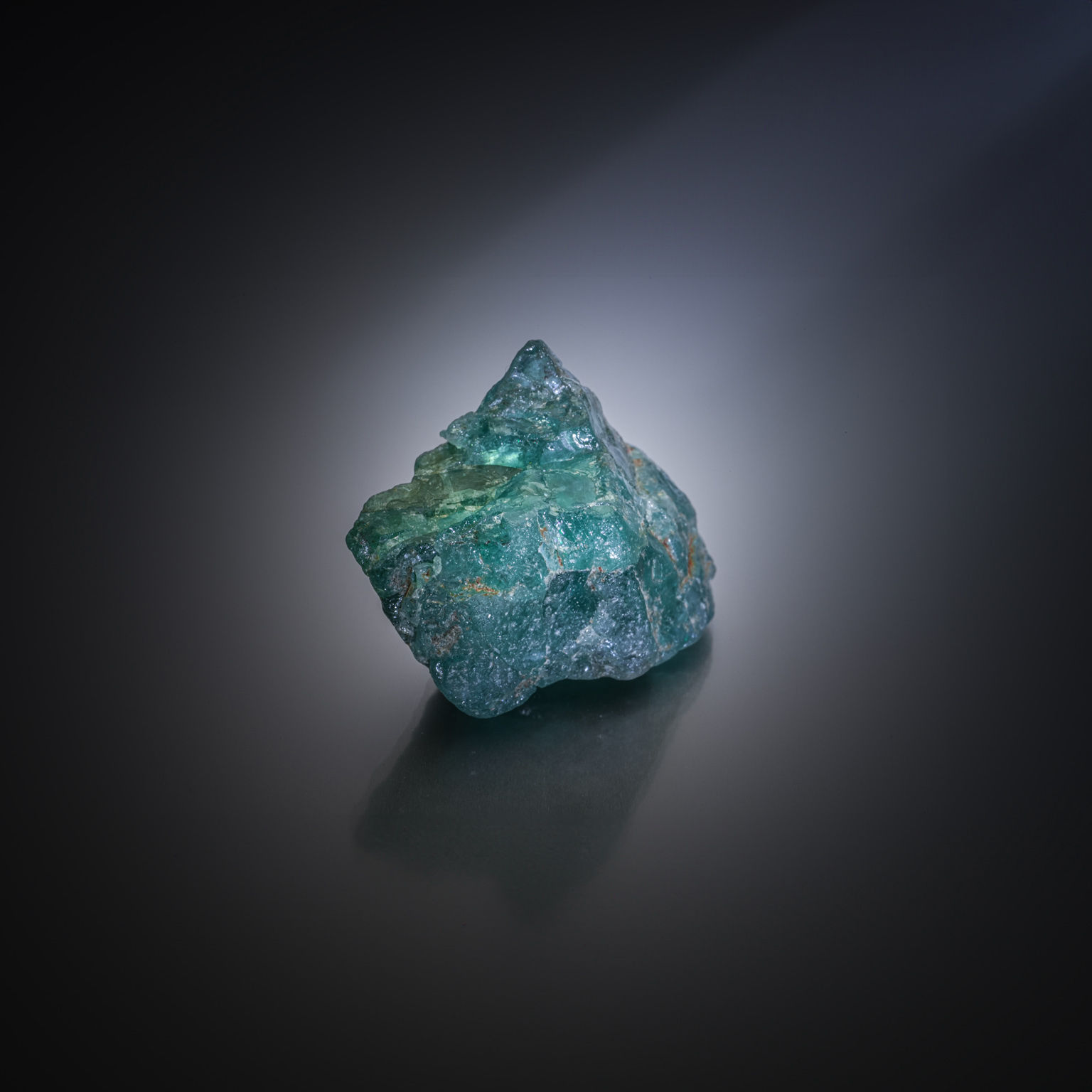 Zircon bleu ovale sur papier. - Lazuli