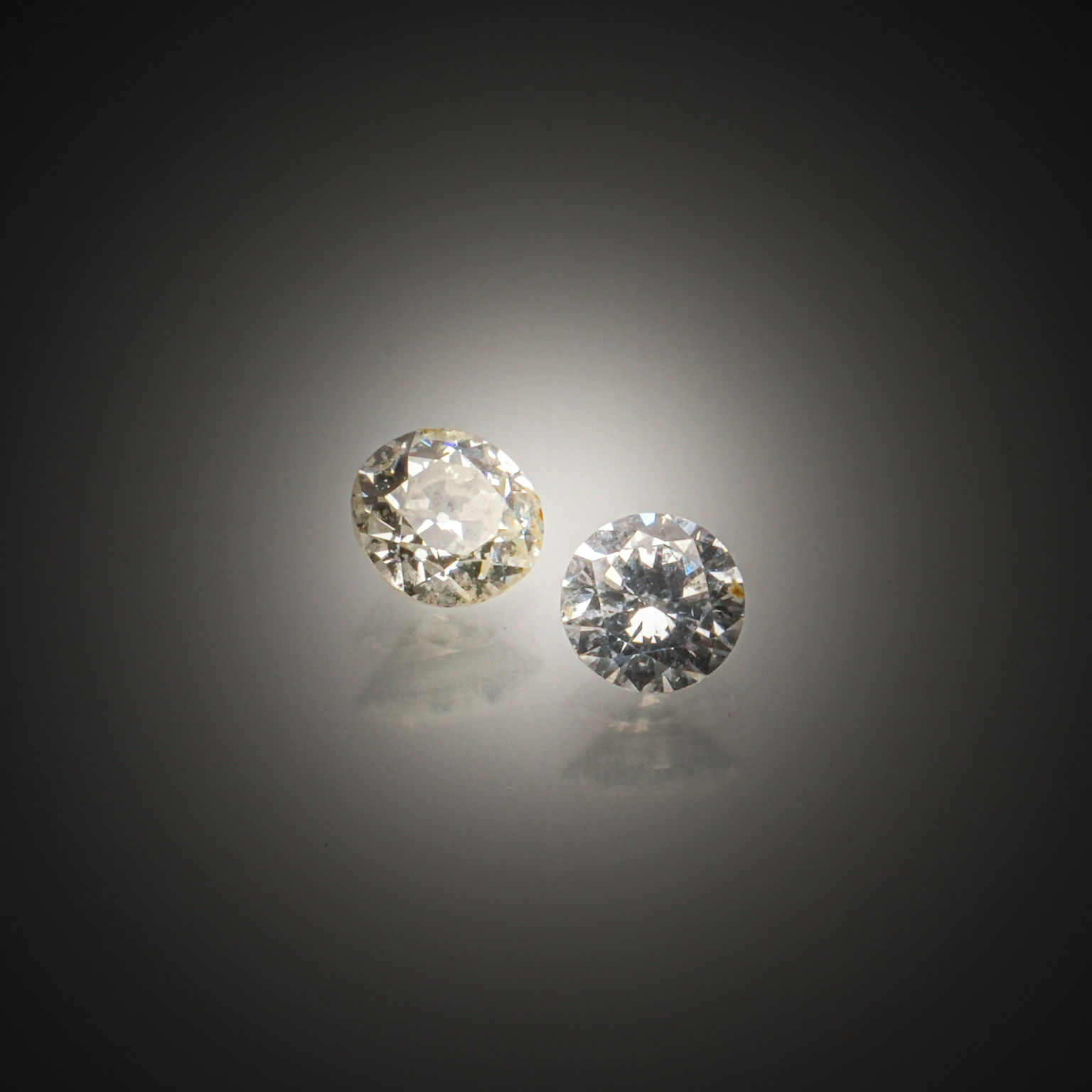 Appairage de diamants ronds sur papier. - Lazuli