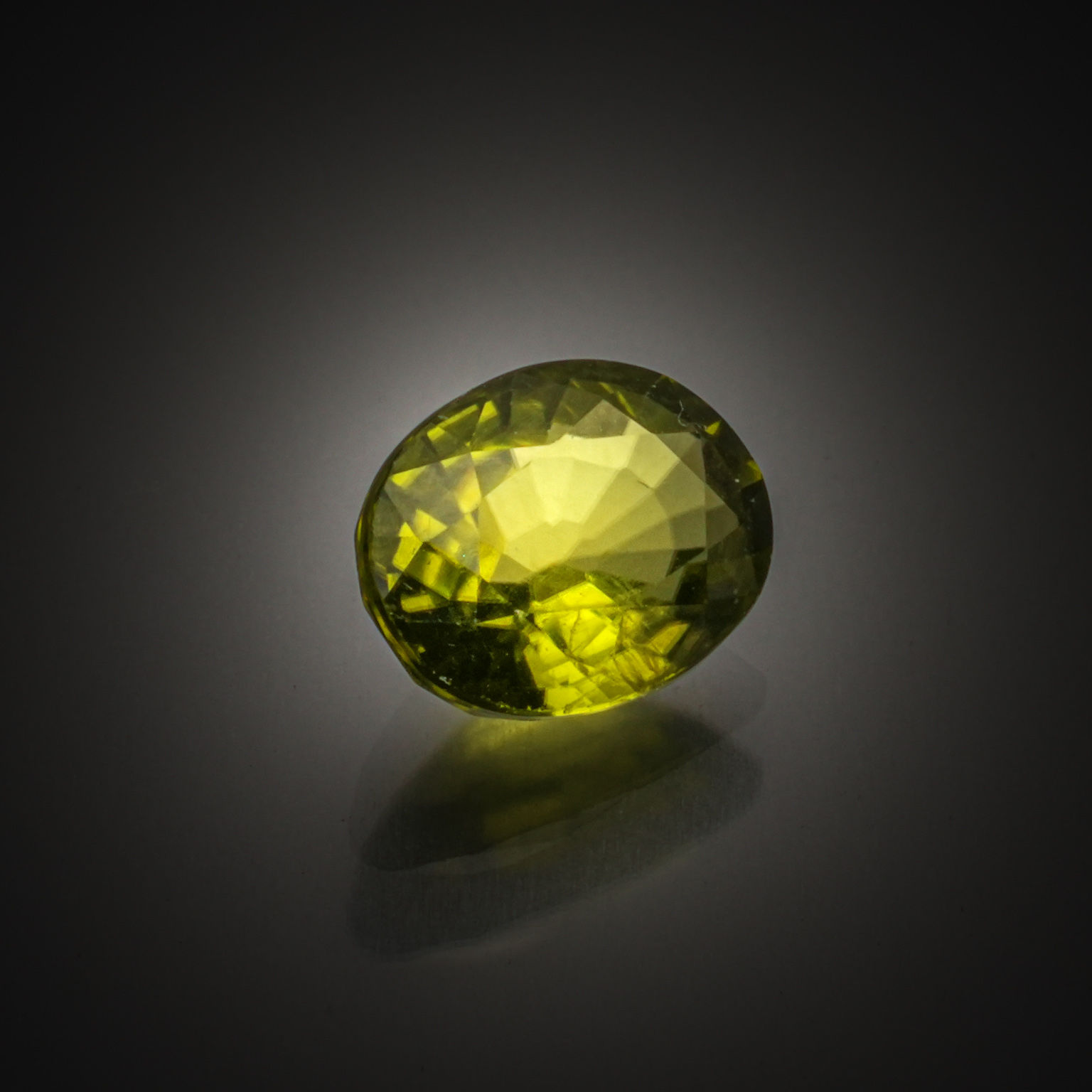 Calcédoine verte poire cabochon sur papier. - Lazuli