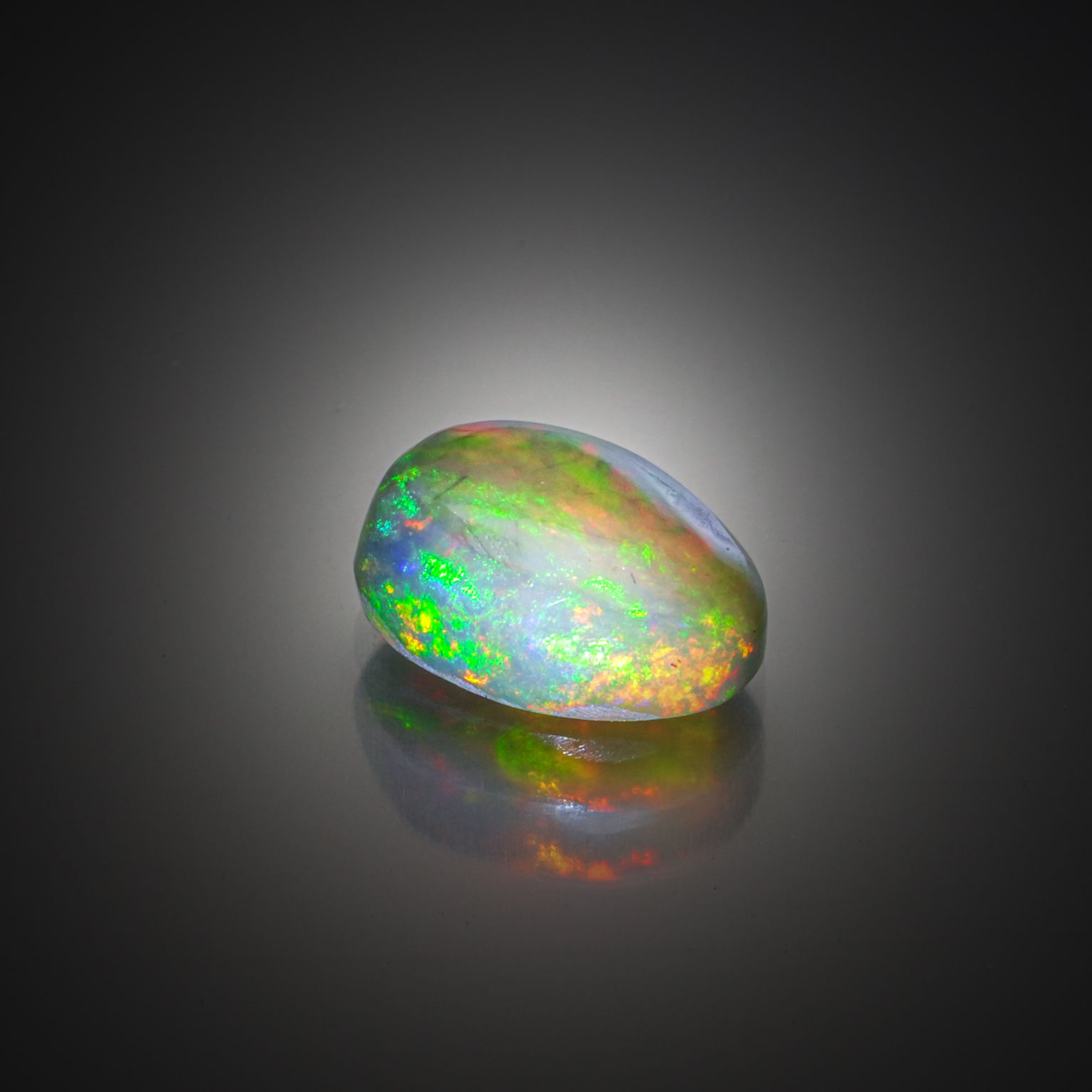 Apatite bleue ovale sur papier. - Lazuli