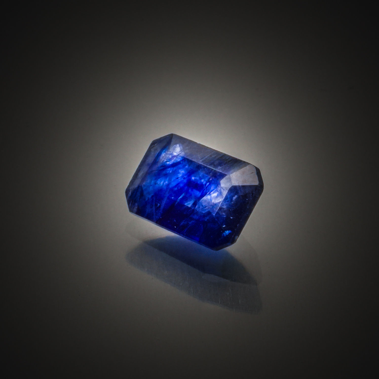 Quartz lemon ovale sur papier. - Lazuli