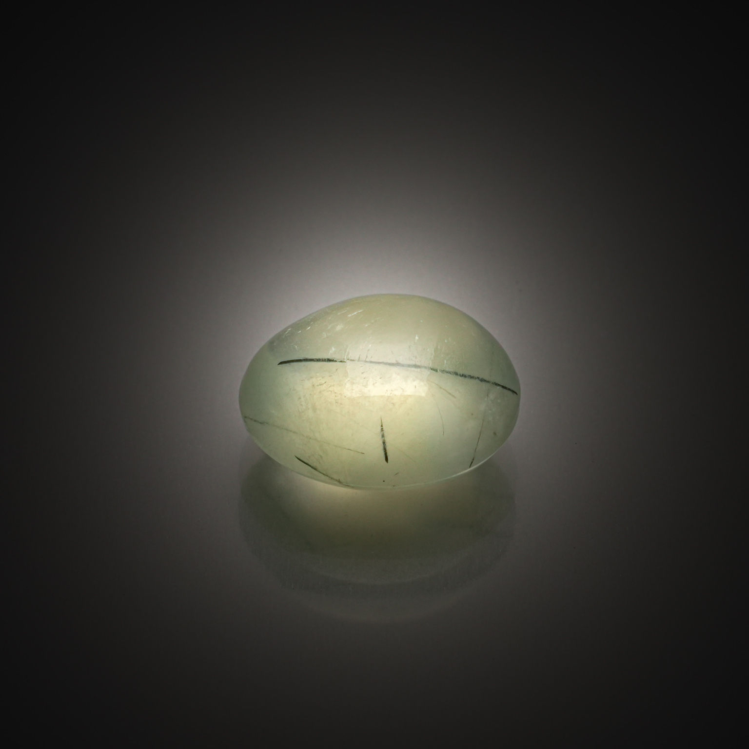 Prehnite coussin cabochon sur papier. - Lazuli