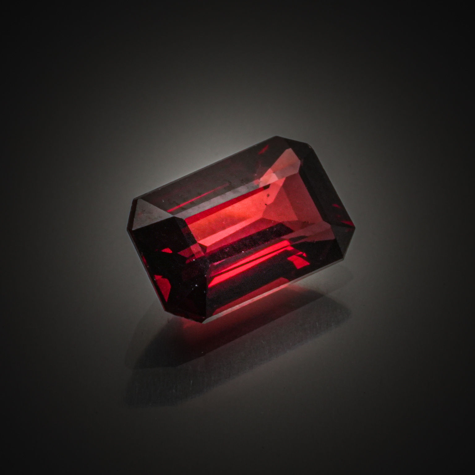 Grenat rhodolite poire sur papier. - Lazuli