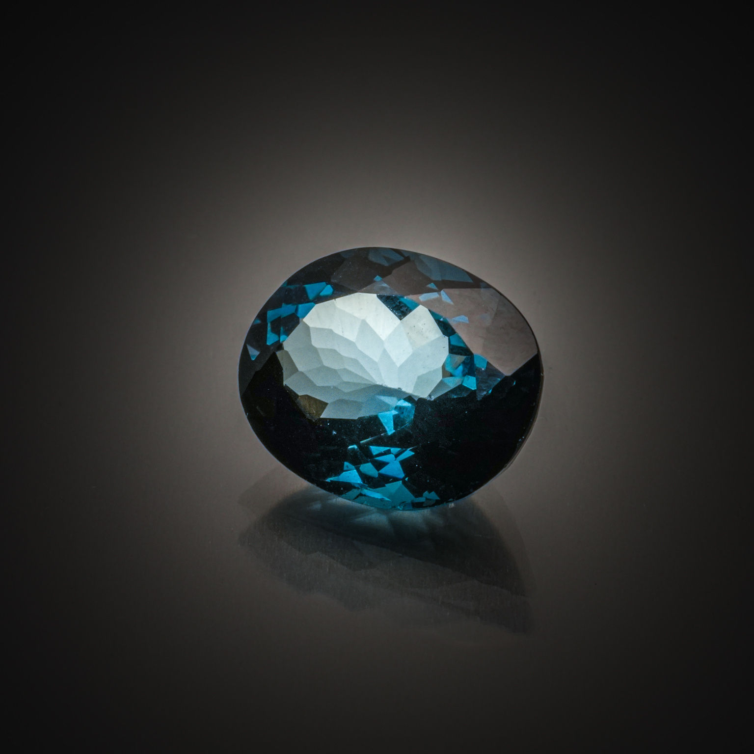 Opale noire ovale cabochon sur papier. - Lazuli
