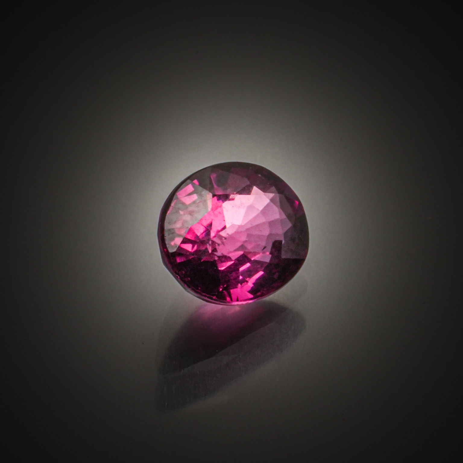 Grenat rhodolite octogonal sur papier. - Lazuli