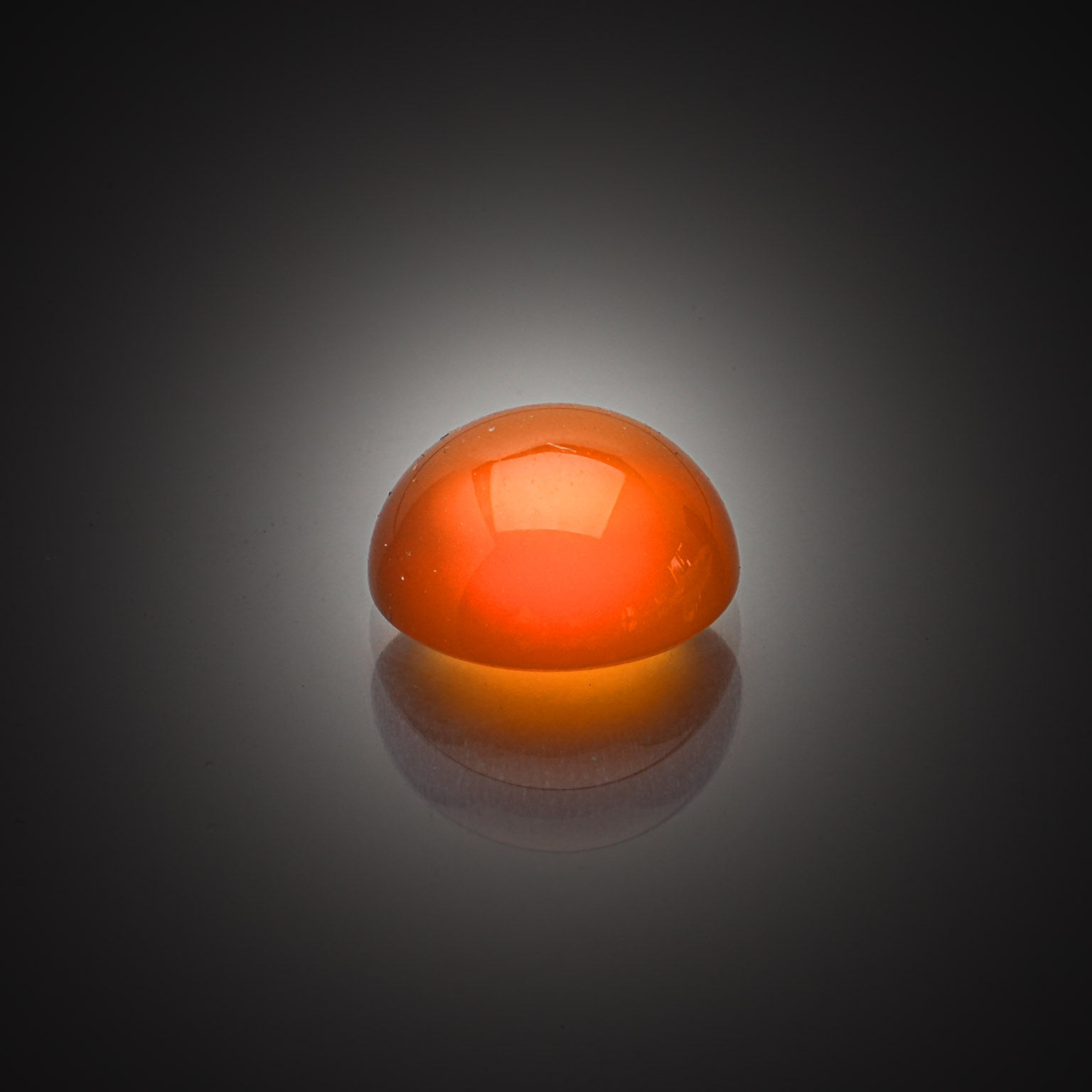 Zircon jaune/orange ovale sur papier. - Lazuli