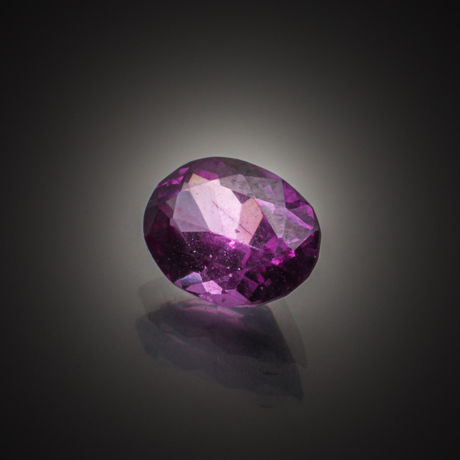Spinelle violet (deep) rectangulaire sur papier. - Lazuli