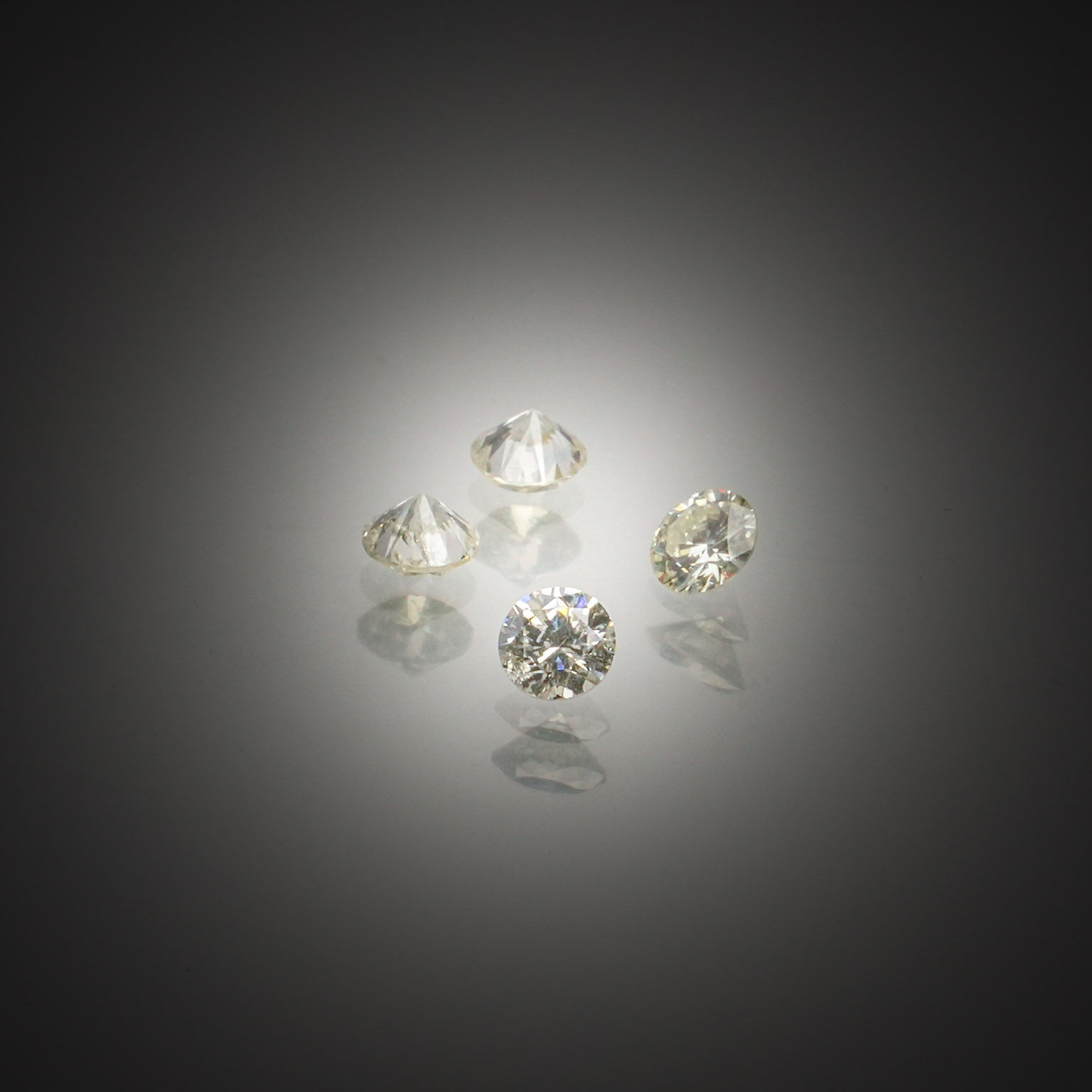 Lot de quatre améthystes ovales cabochons sur papier. - Lazuli