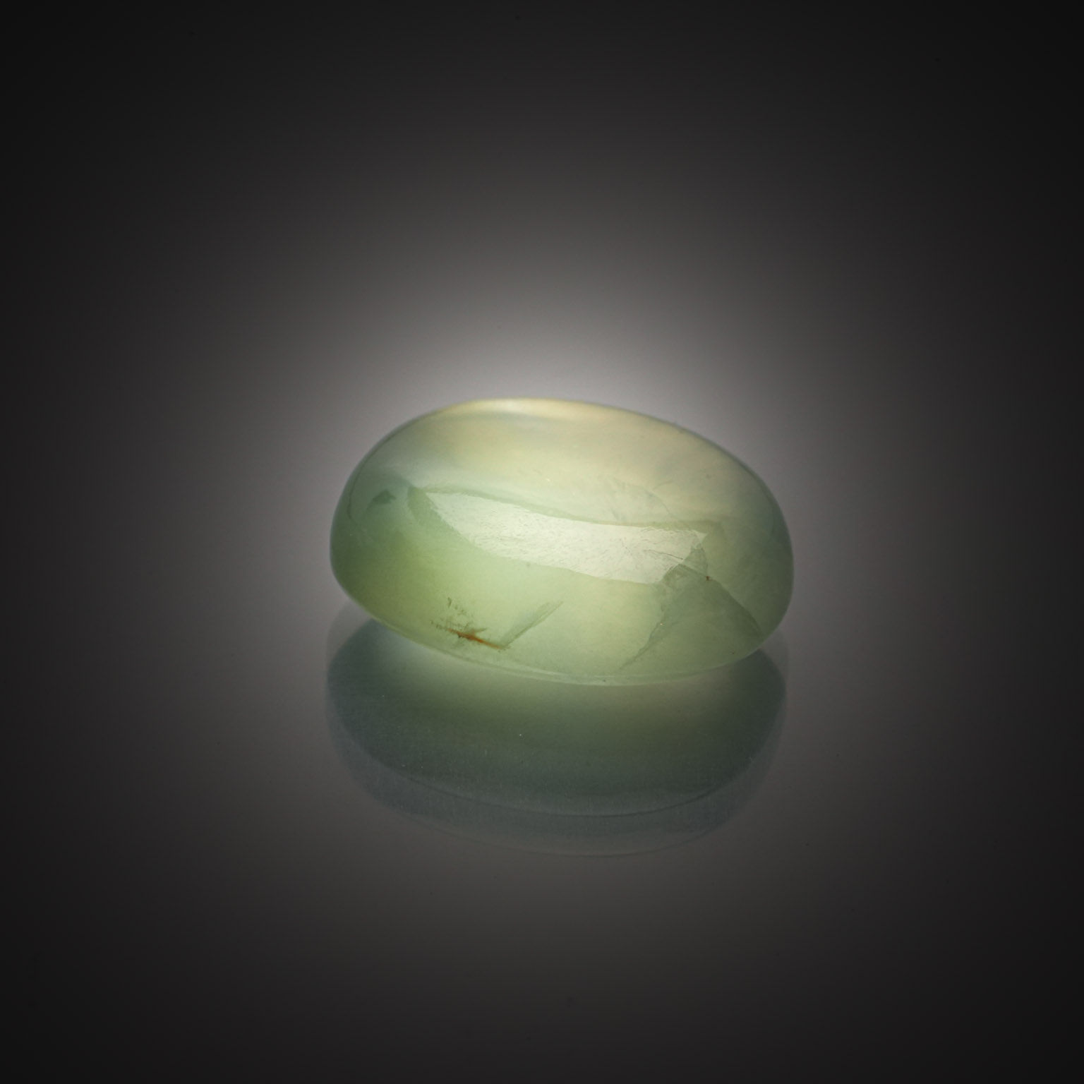 Tourmaline verte rectangulaire sur papier. - Lazuli