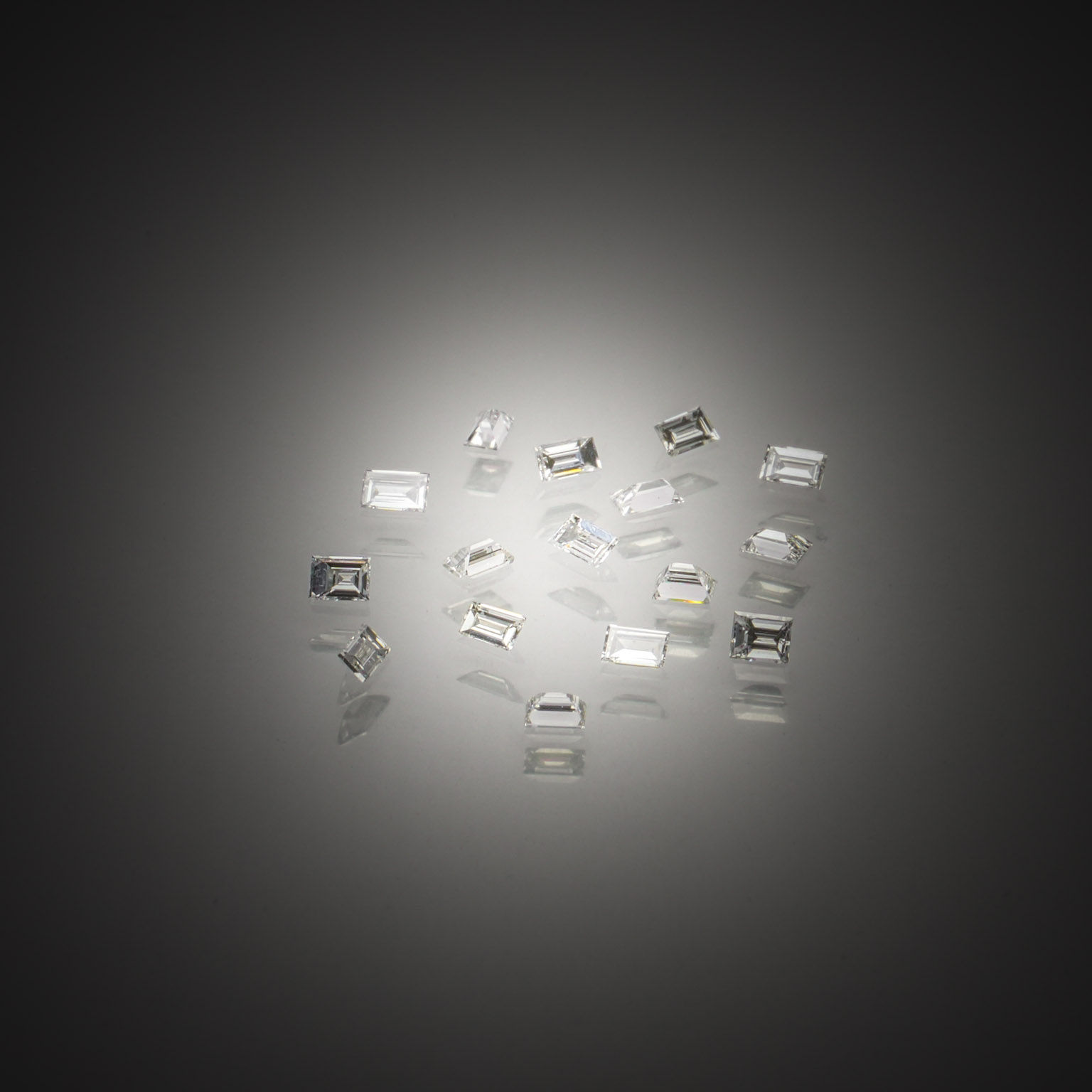 Lot de diamants rectangulaires sur papier. - Lazuli