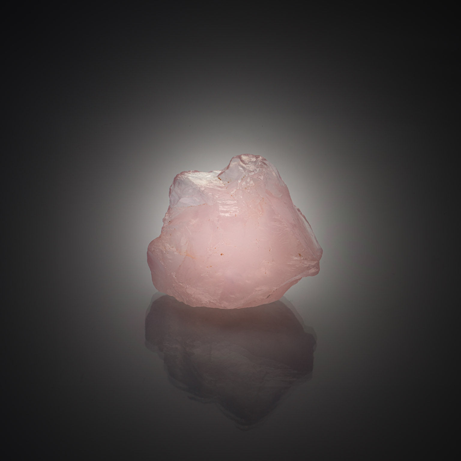 Grenat rhodolite ovale sur papier. - Lazuli