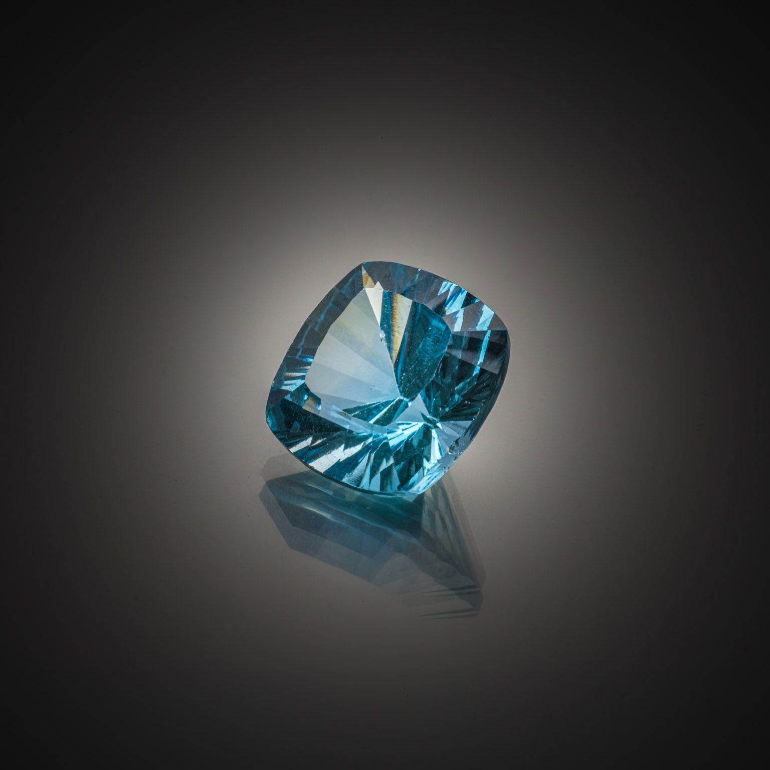 Lot de diamants caramels ronds sur papier. - Lazuli
