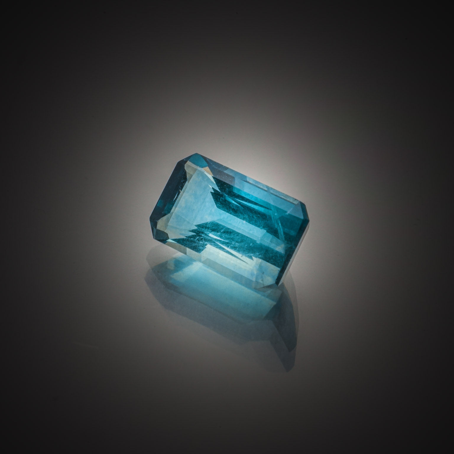 Tourmaline verte rectangulaire sur papier. - Lazuli