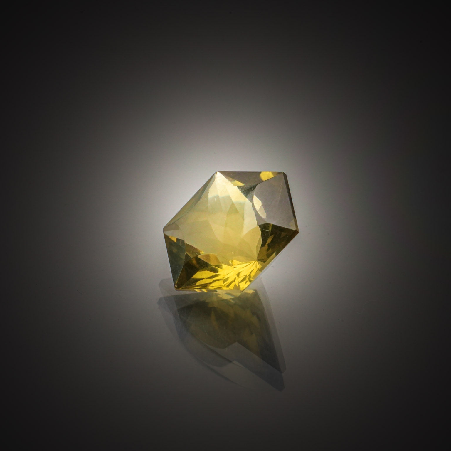 Citrine rectangulaire sur papier. - Lazuli