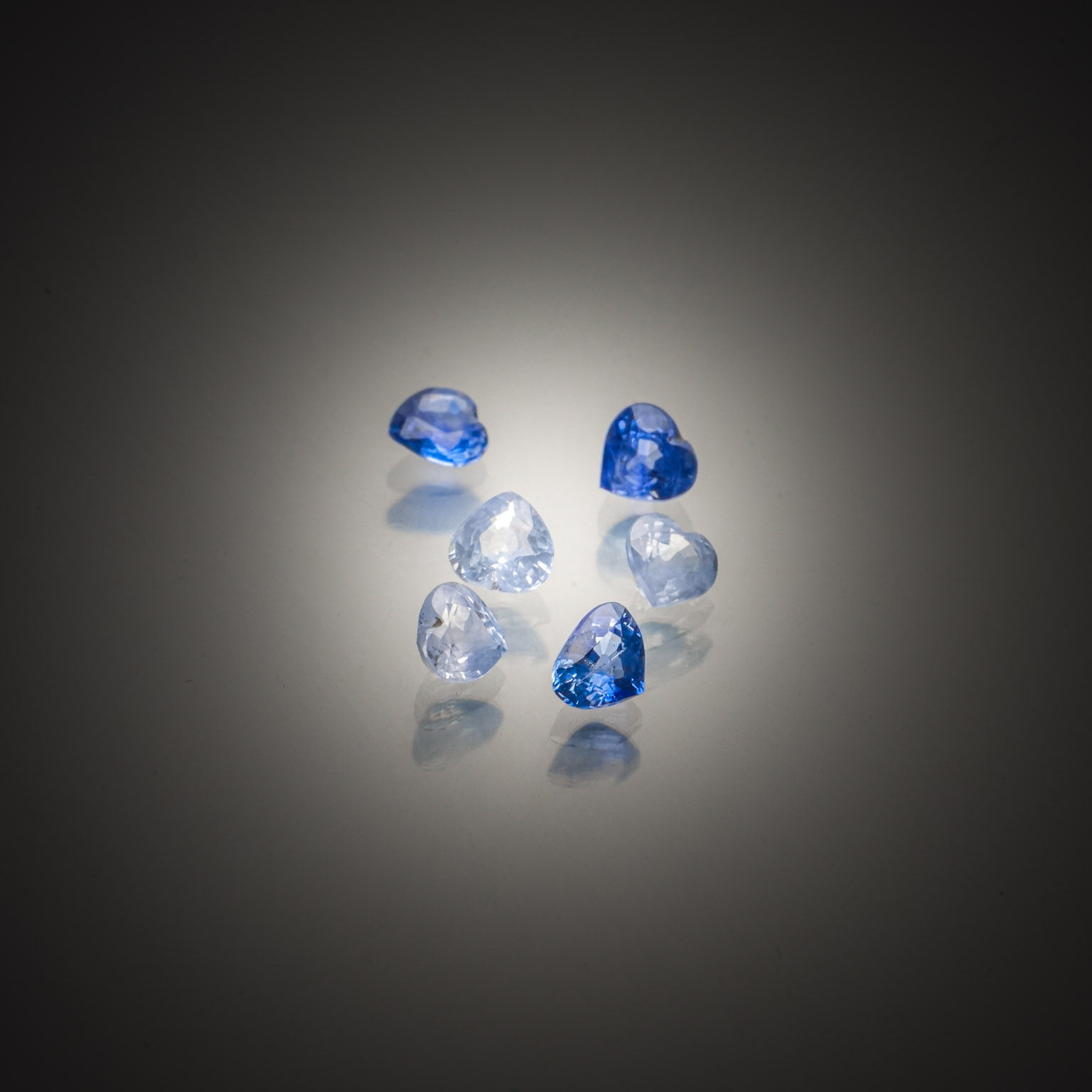 Spinelle violet (deep) rectangulaire sur papier. - Lazuli