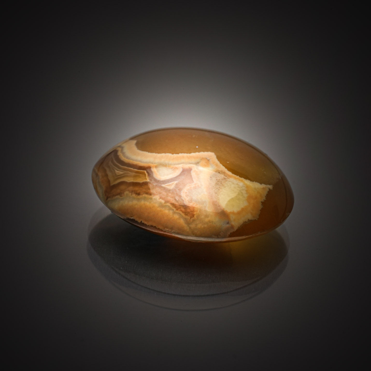 Calcite ronde cabochon sur papier. - Lazuli