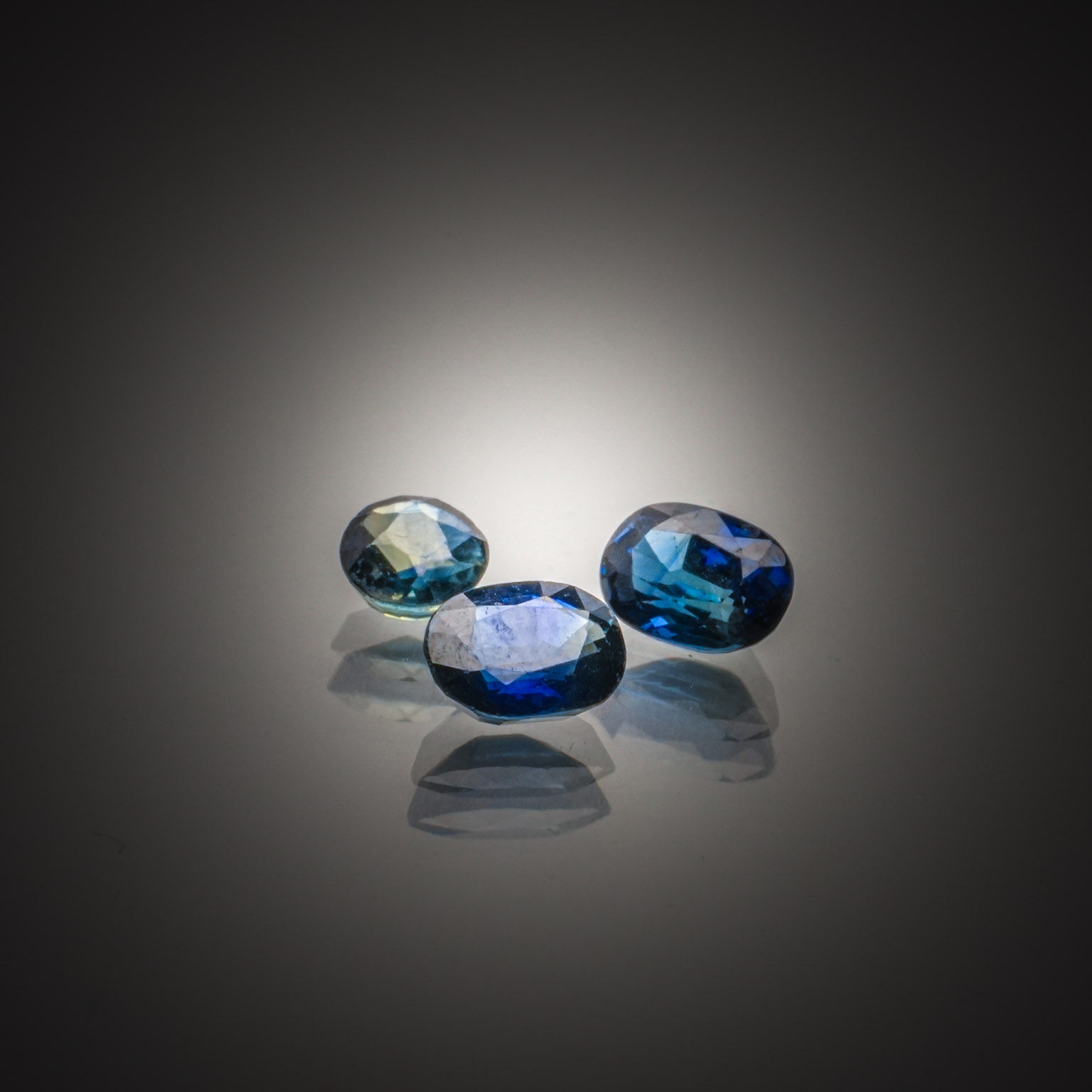 Lot de six saphirs cœurs sur papier. - Lazuli