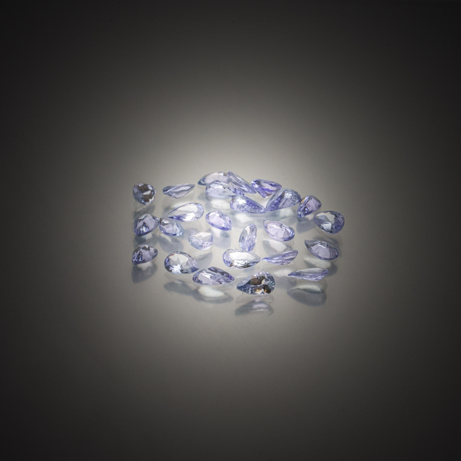 Lot de tanzanites poires sur papier. - Lazuli