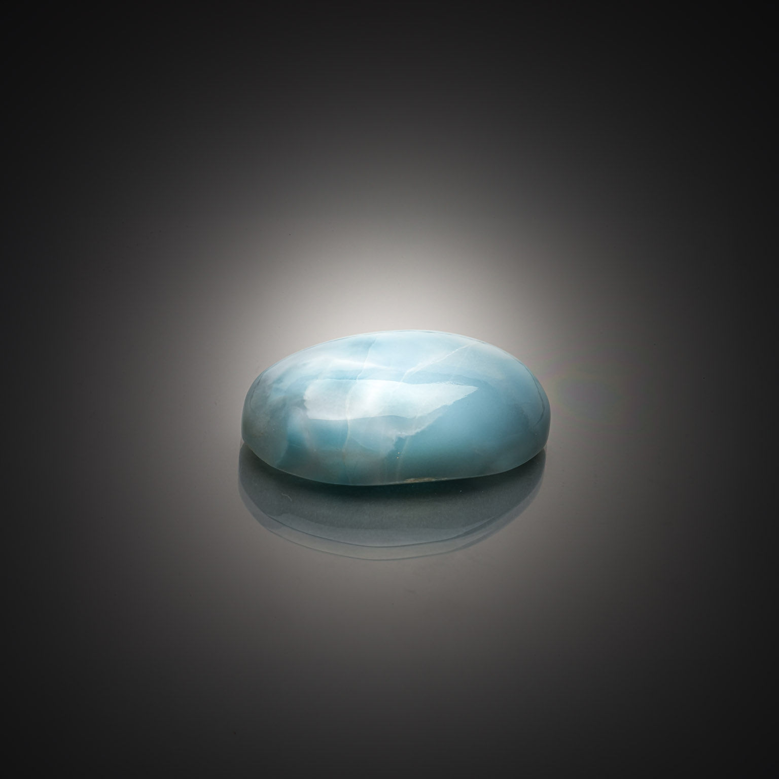 Apatite bleue ovale sur papier. - Lazuli