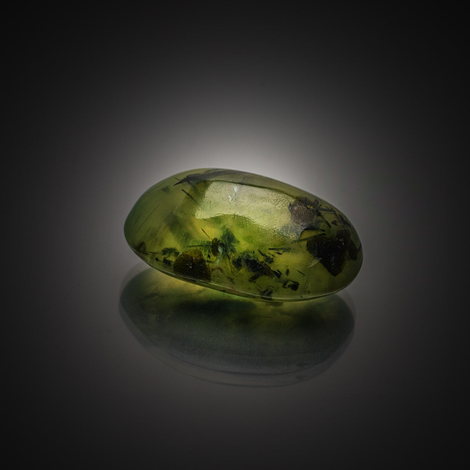 Prehnite ovale cabochon sur papier. - Lazuli