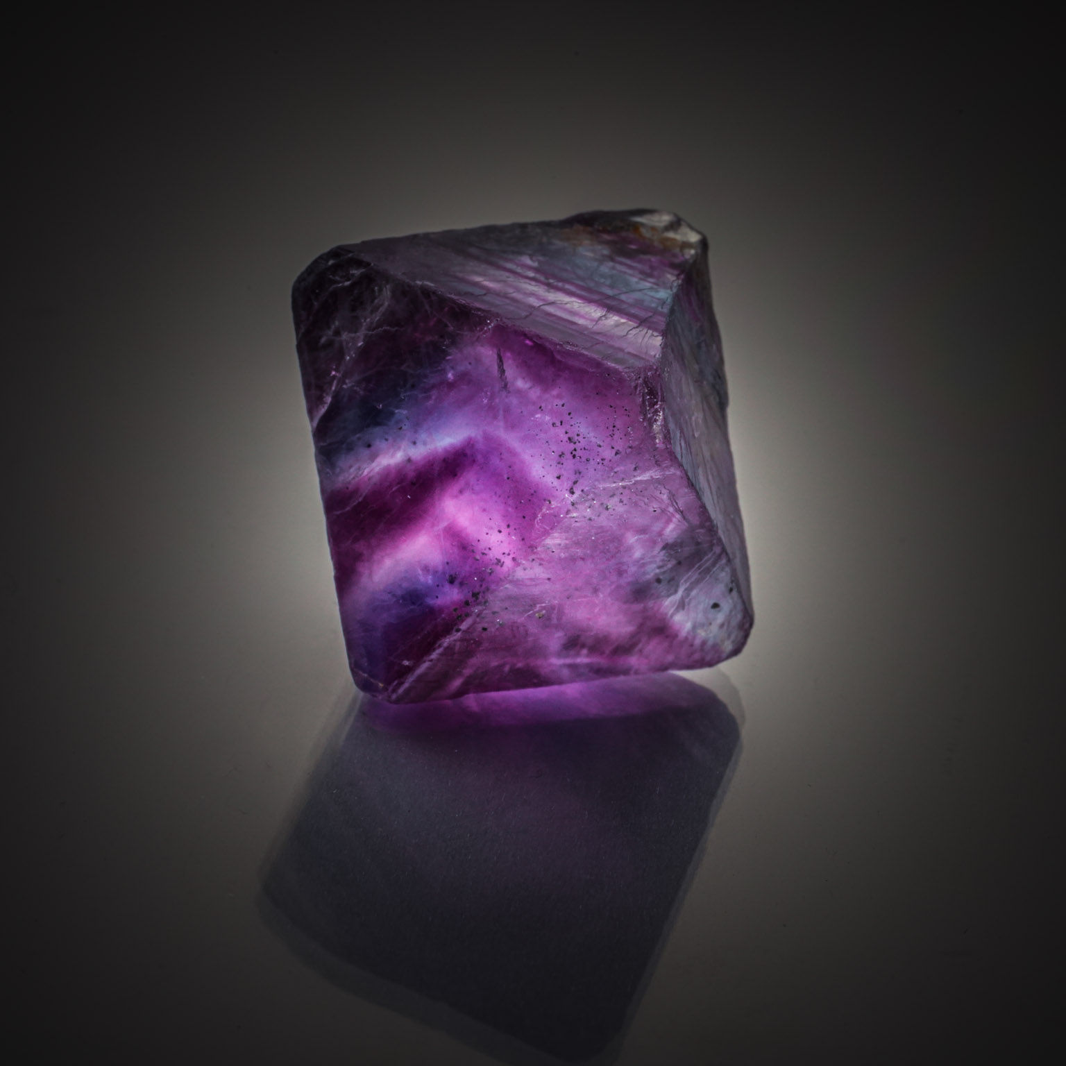 Fluorite violette zébrée brute sur papier. - Lazuli