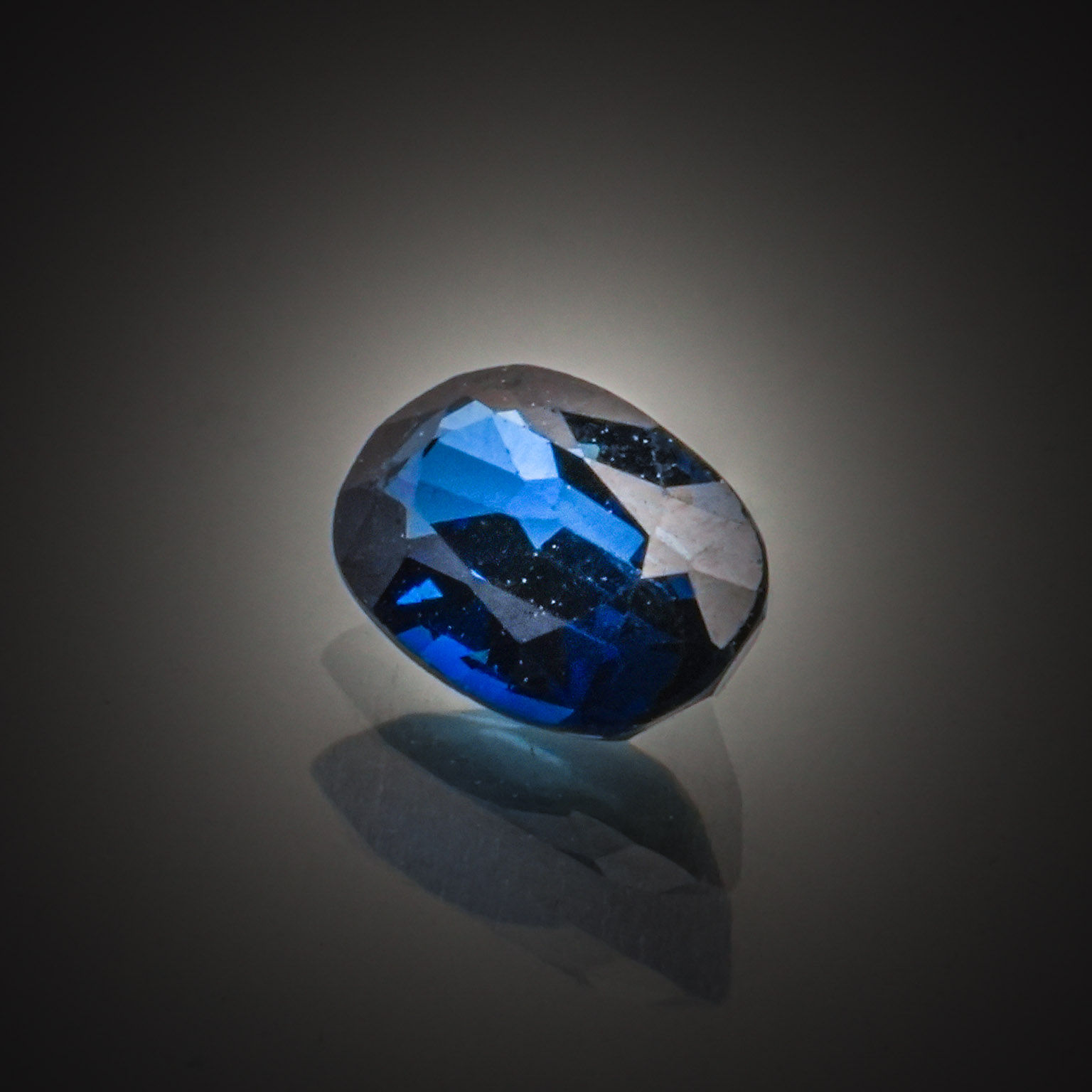 Saphir ovale sur papier. - Lazuli