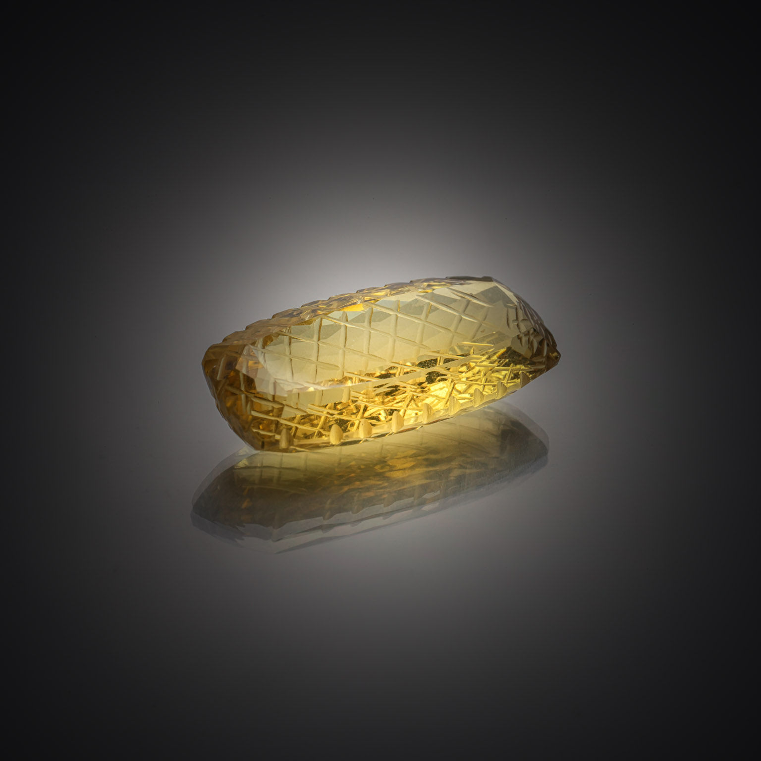 Citrine facettée sur papier. - Lazuli