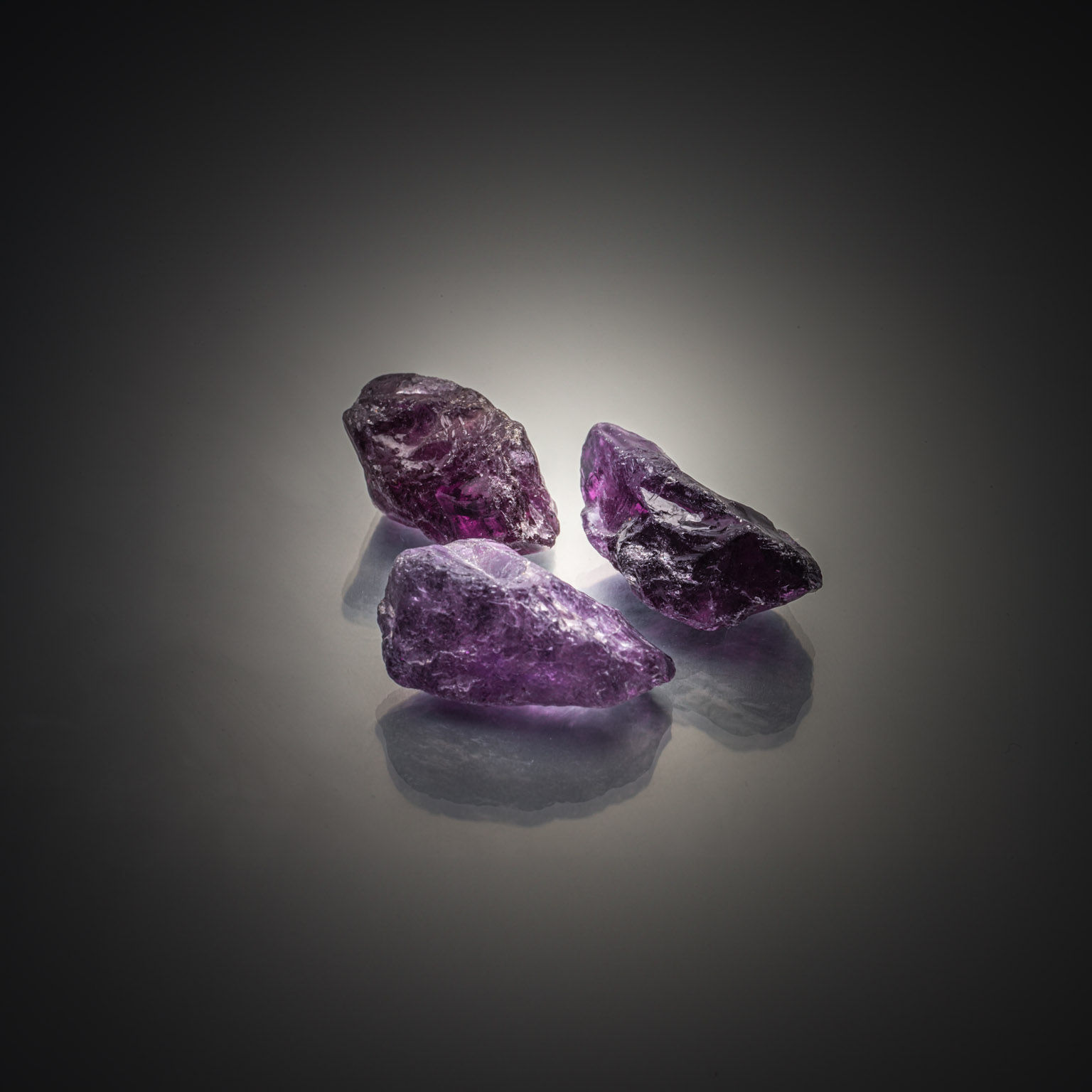 Lot de quatre améthystes brutes sur papier. - Lazuli