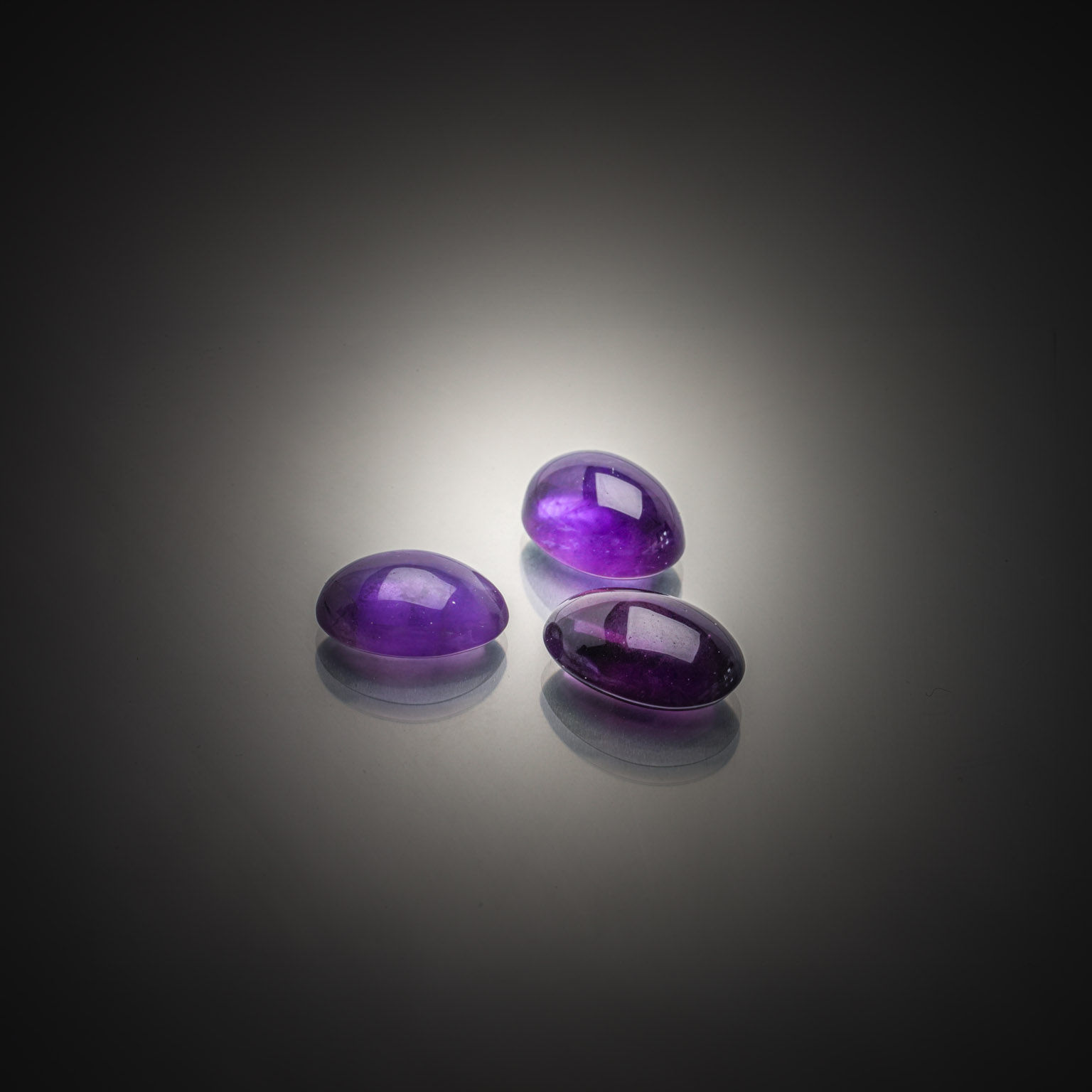 Lot de trois améthystes ovales cabochons sur papier. - Lazuli