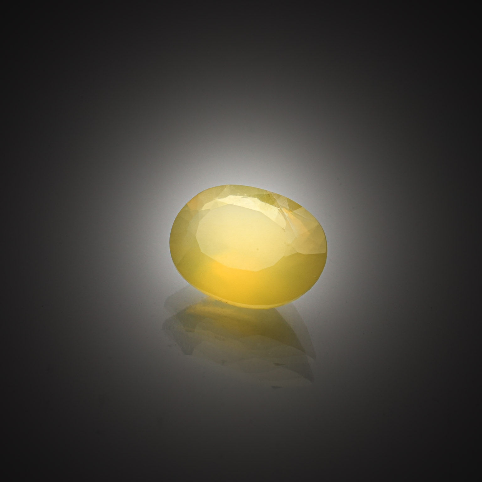 Opale mousse jaune ovale cabochon sur papier. - Lazuli