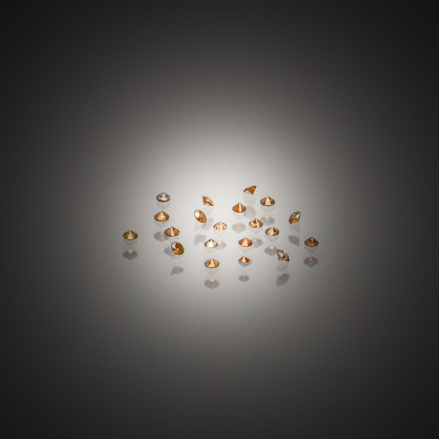 Lot de rubis bruts sur papier. - Lazuli