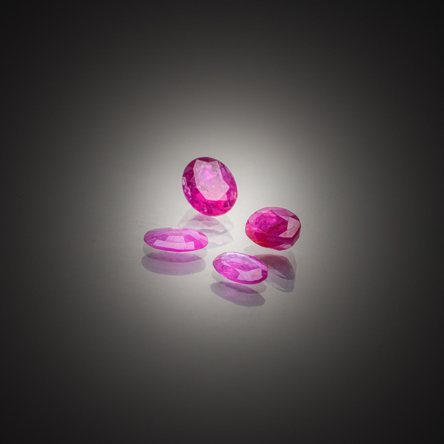 Lot de quatre grenats rhodolites ovales sur papier. - Lazuli