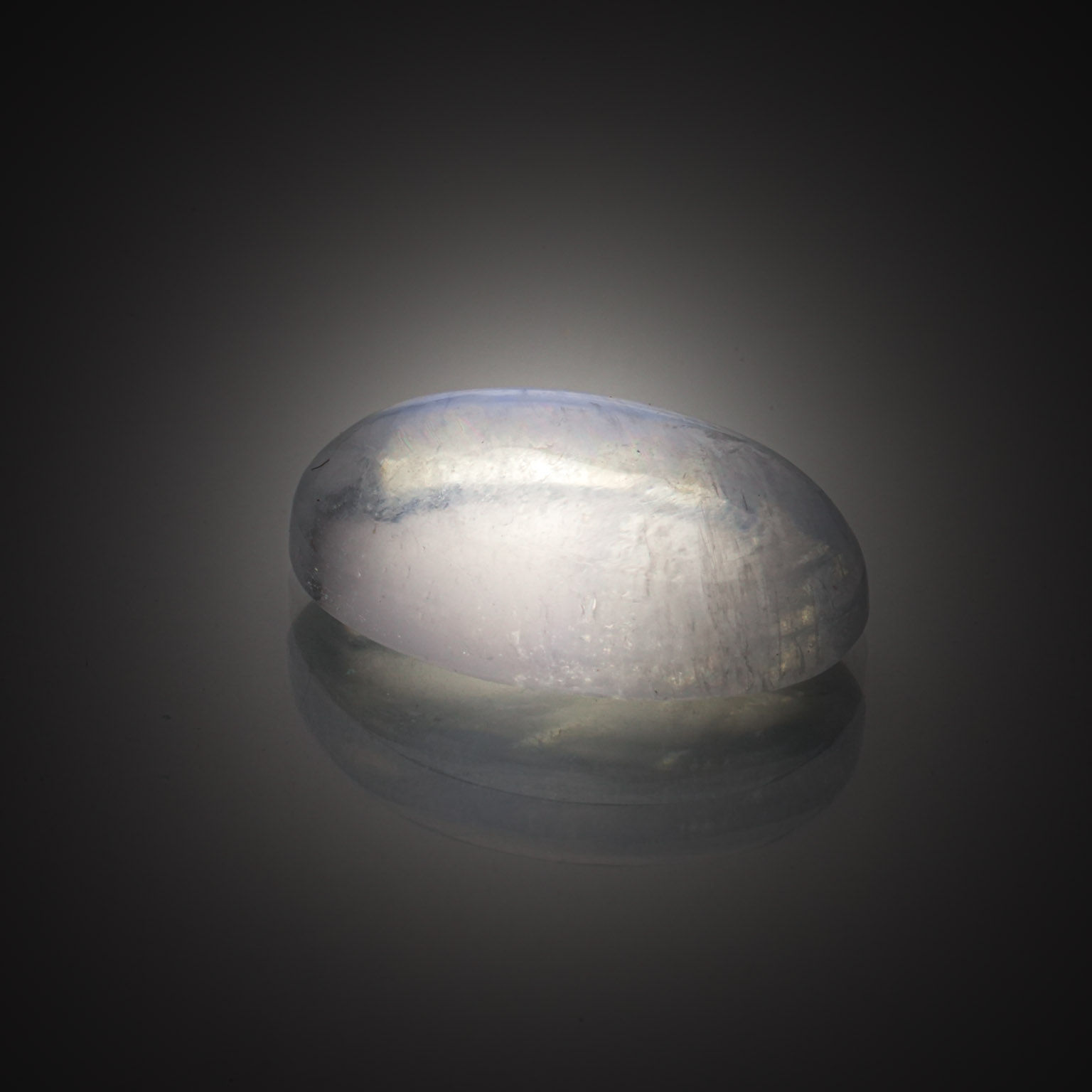 Prehnite ovale cabochon sur papier. - Lazuli