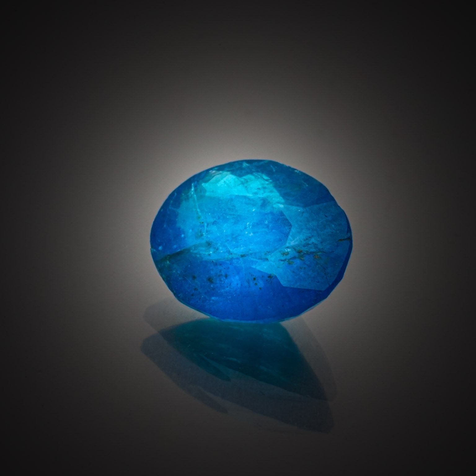 Saphir jaune ovale sur papier. - Lazuli