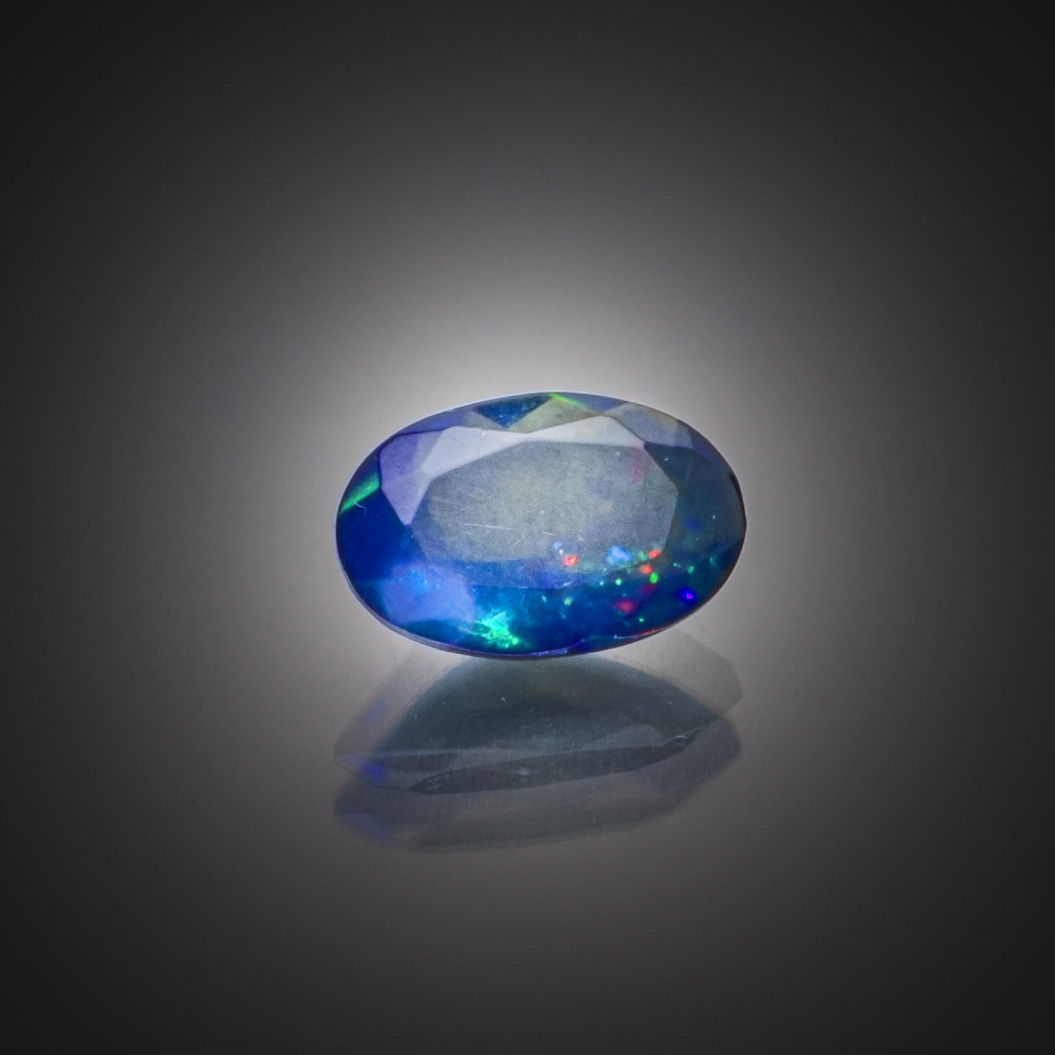 Tourmaline verte rectangulaire sur papier. - Lazuli